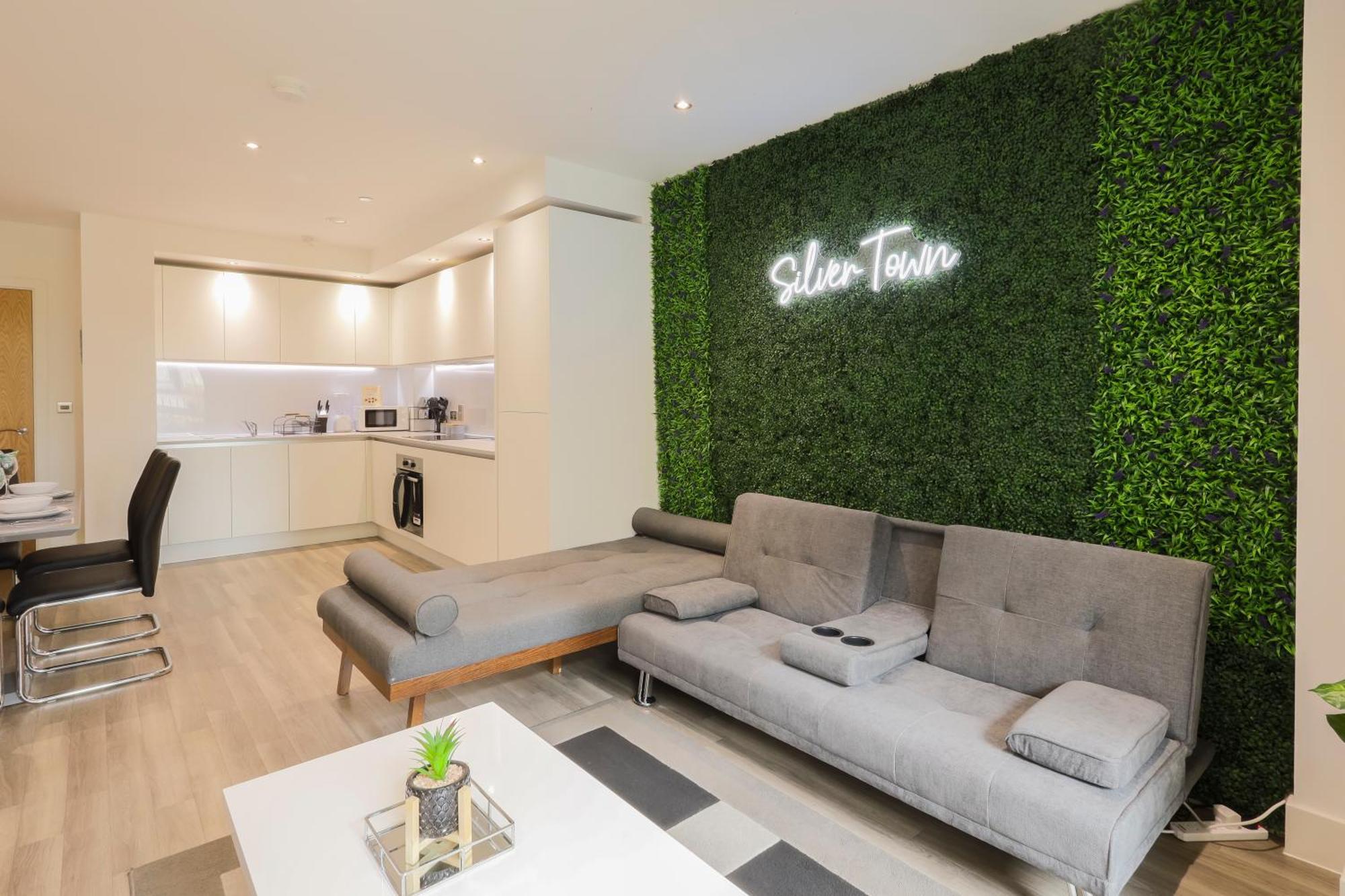 Stylish 2br By Dluxoria Short Lets & Serviced Greater With Pet Friendly, Free Wifi & Free Parking