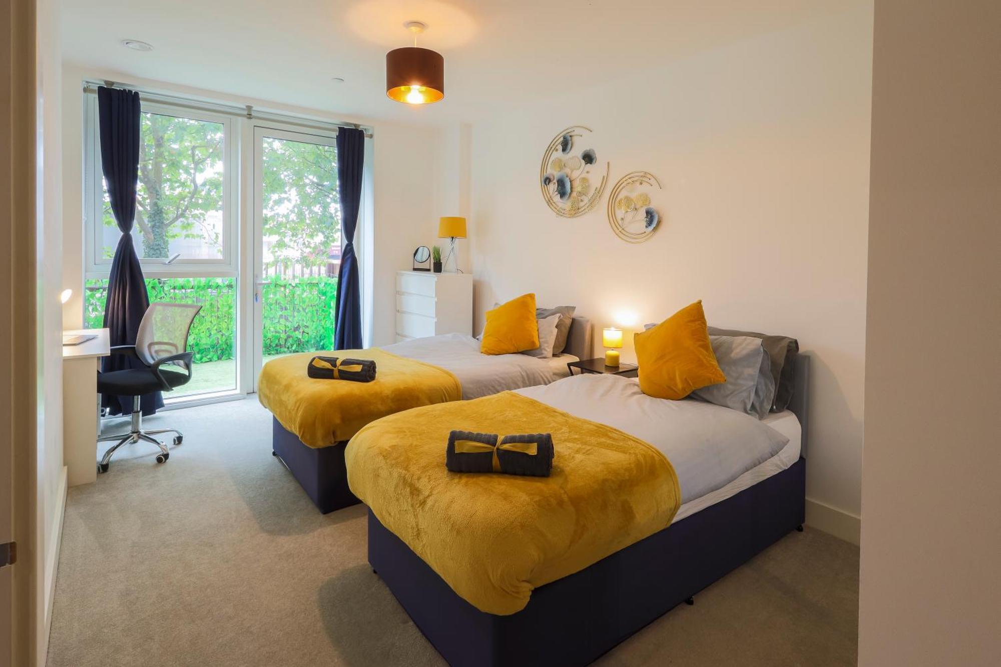 Stylish 2br By Dluxoria Short Lets & Serviced Greater With Pet Friendly, Free Wifi & Free Parking *