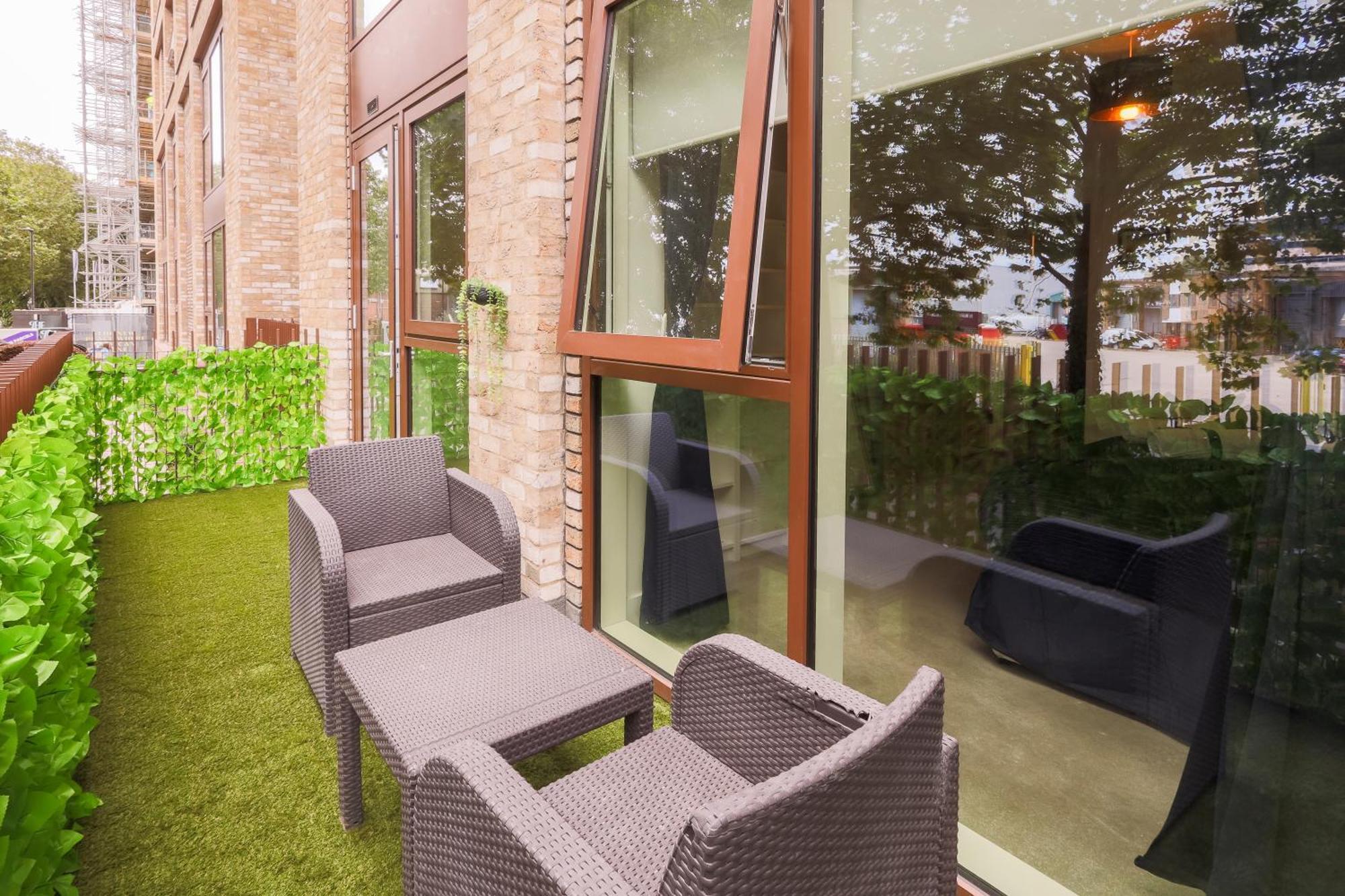 Stylish 2br By Dluxoria Short Lets & Serviced Greater With Pet Friendly, Free Wifi & Free Parking *