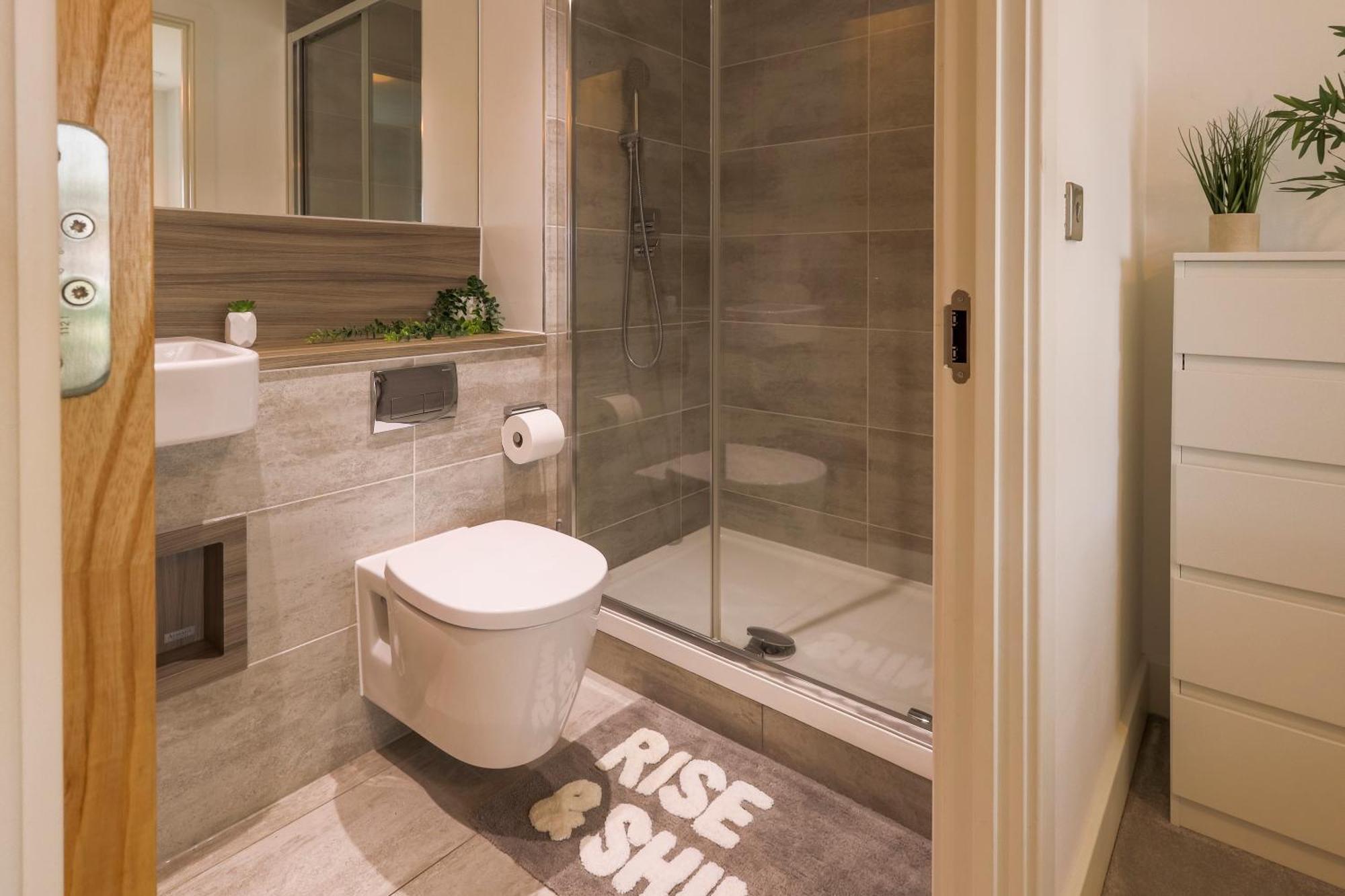 Stylish 2br By Dluxoria Short Lets & Serviced Greater With Pet Friendly, Free Wifi & Free Parking
