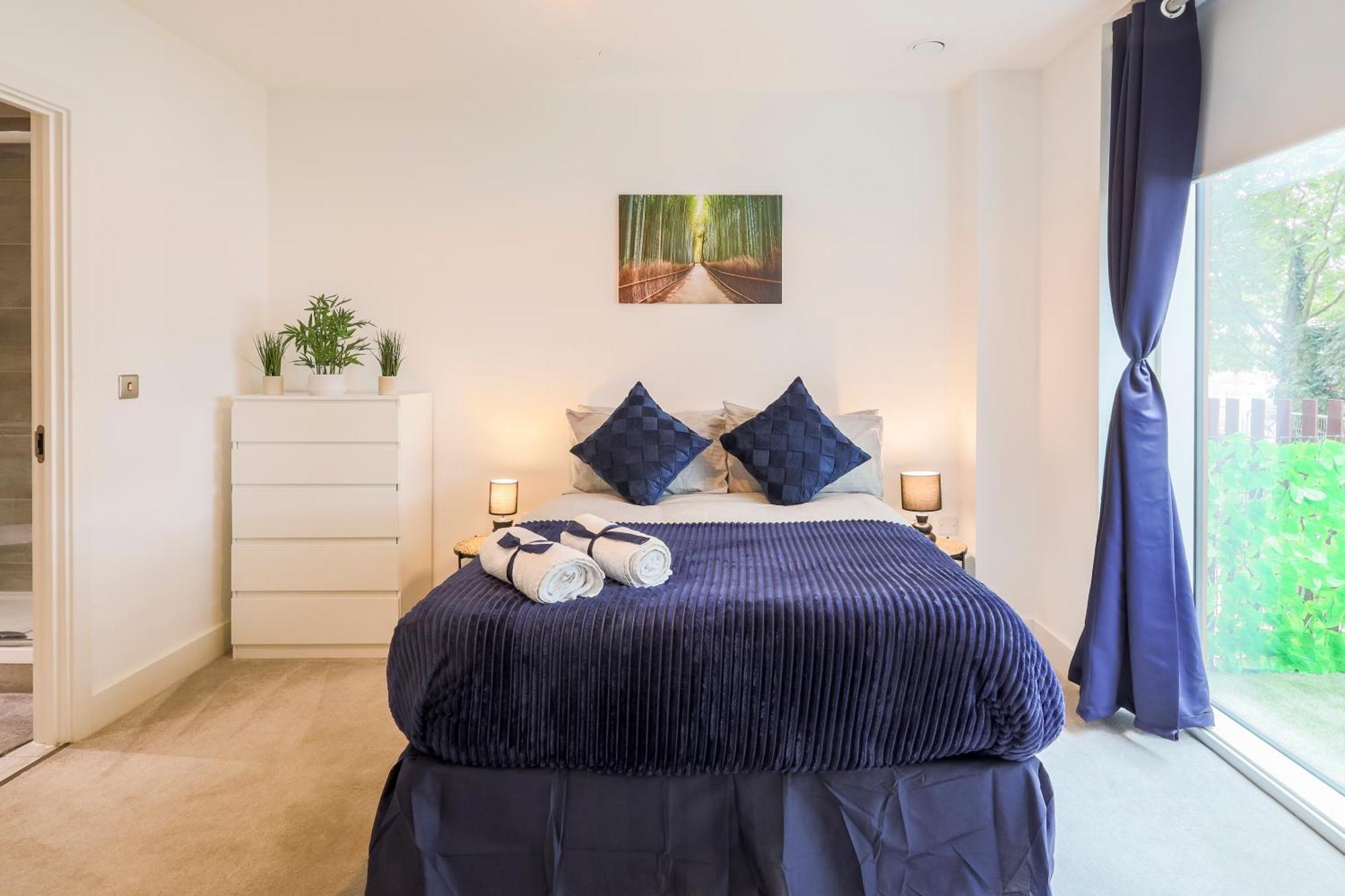Stylish 2br By Dluxoria Short Lets & Serviced Greater With Pet Friendly, Free Wifi & Free Parking