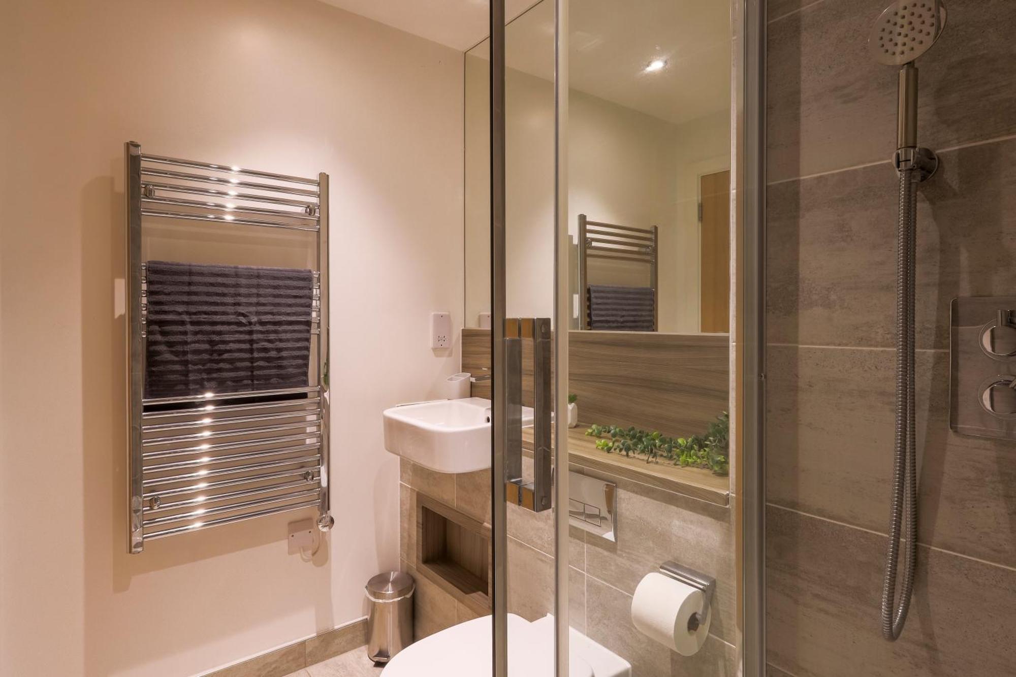 Apartamento Stylish 2br By Dluxoria Short Lets & Serviced Greater With Pet Friendly, Free Wifi & Free Parking