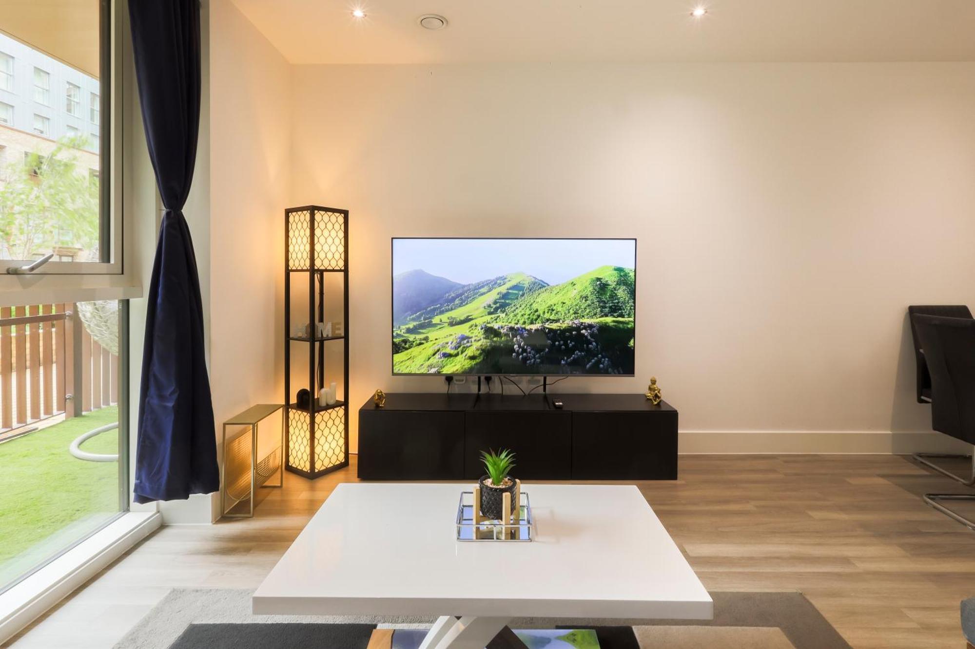 Stylish 2br By Dluxoria Short Lets & Serviced Greater With Pet Friendly, Free Wifi & Free Parking *
