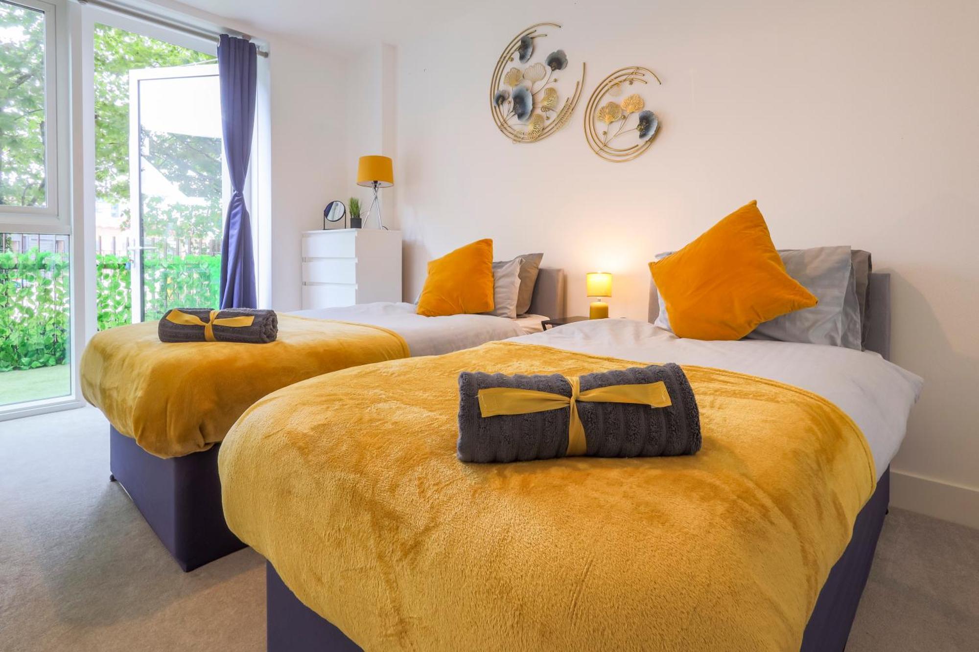 Stylish 2br By Dluxoria Short Lets & Serviced Greater With Pet Friendly, Free Wifi & Free Parking