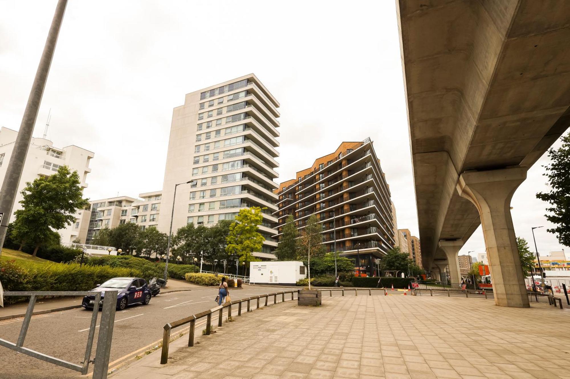 Stylish 2br By Dluxoria Short Lets & Serviced Greater With Pet Friendly, Free Wifi & Free Parking