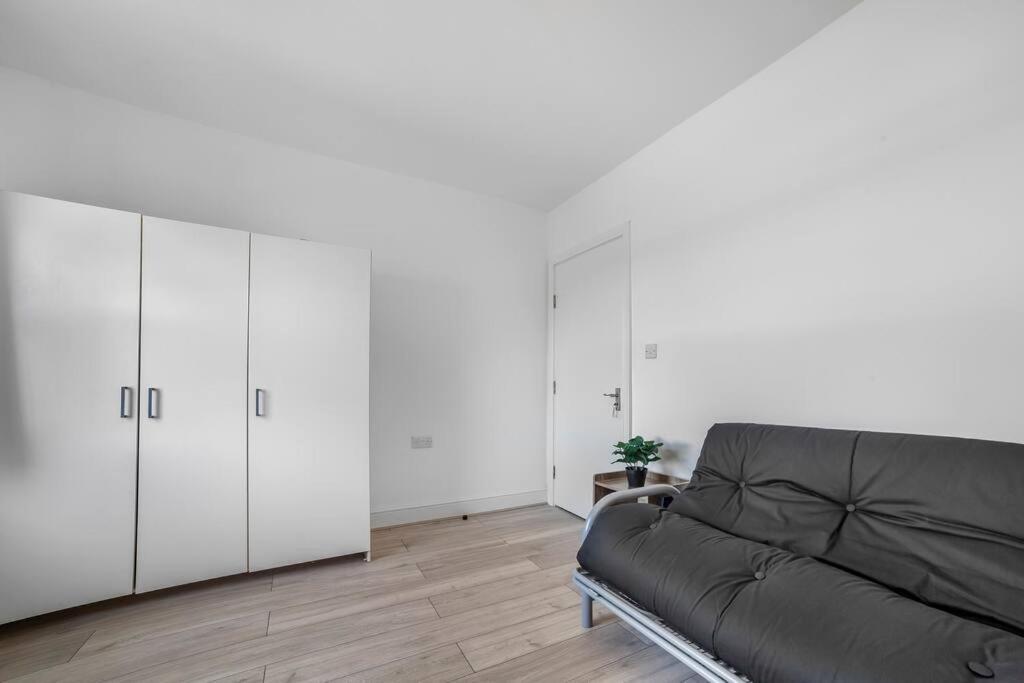Stylish 2-bed By Tower Of Apartment *