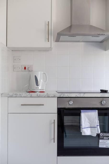 Apartment Stylish 2-bed By Tower Of