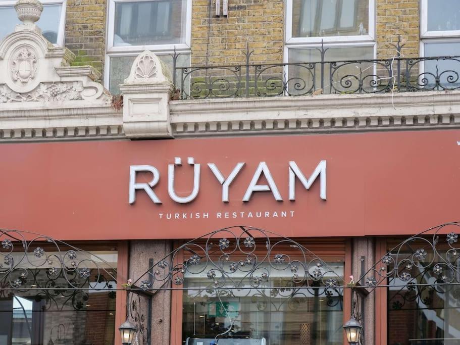 Modern One Bedroom Flat In The Heart Of * London