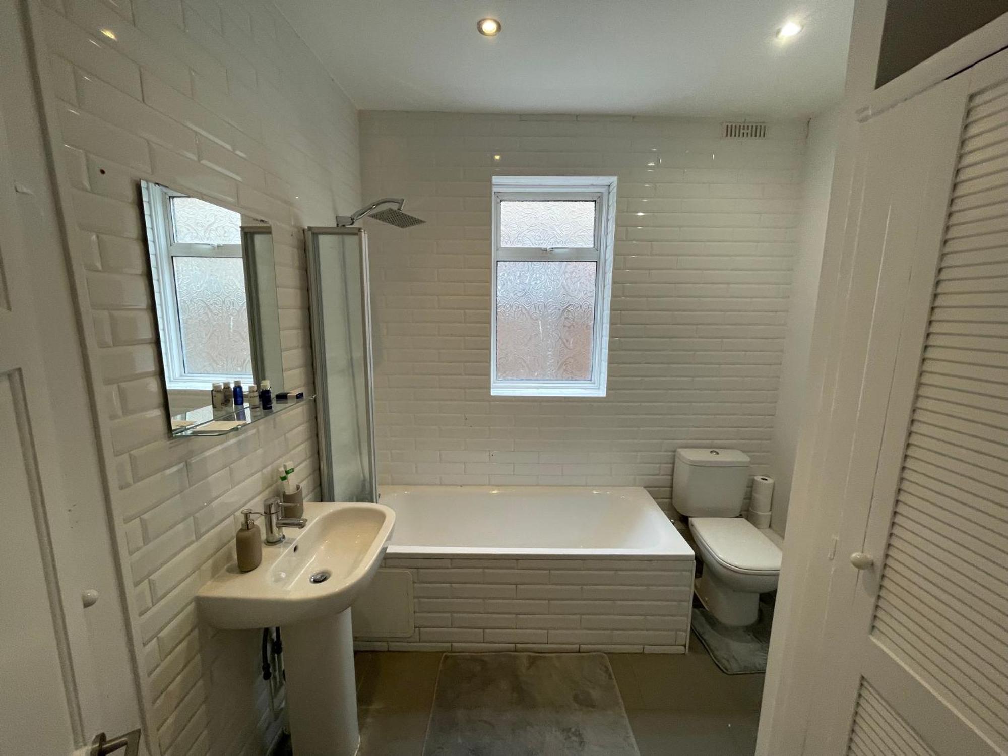 E10 Short London