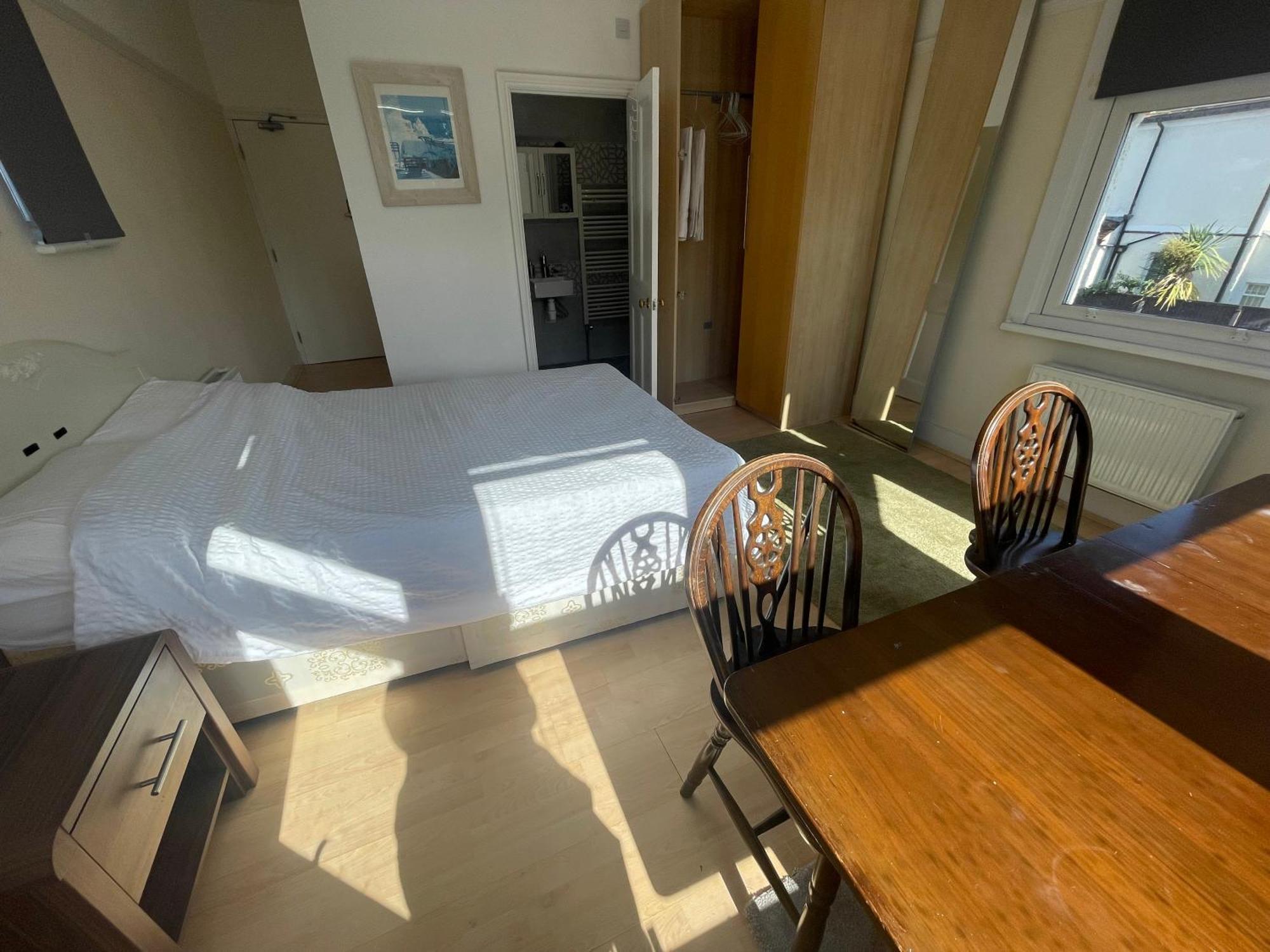 Séjour chez l'habitant With Private Bathroom And Shared Kitchen