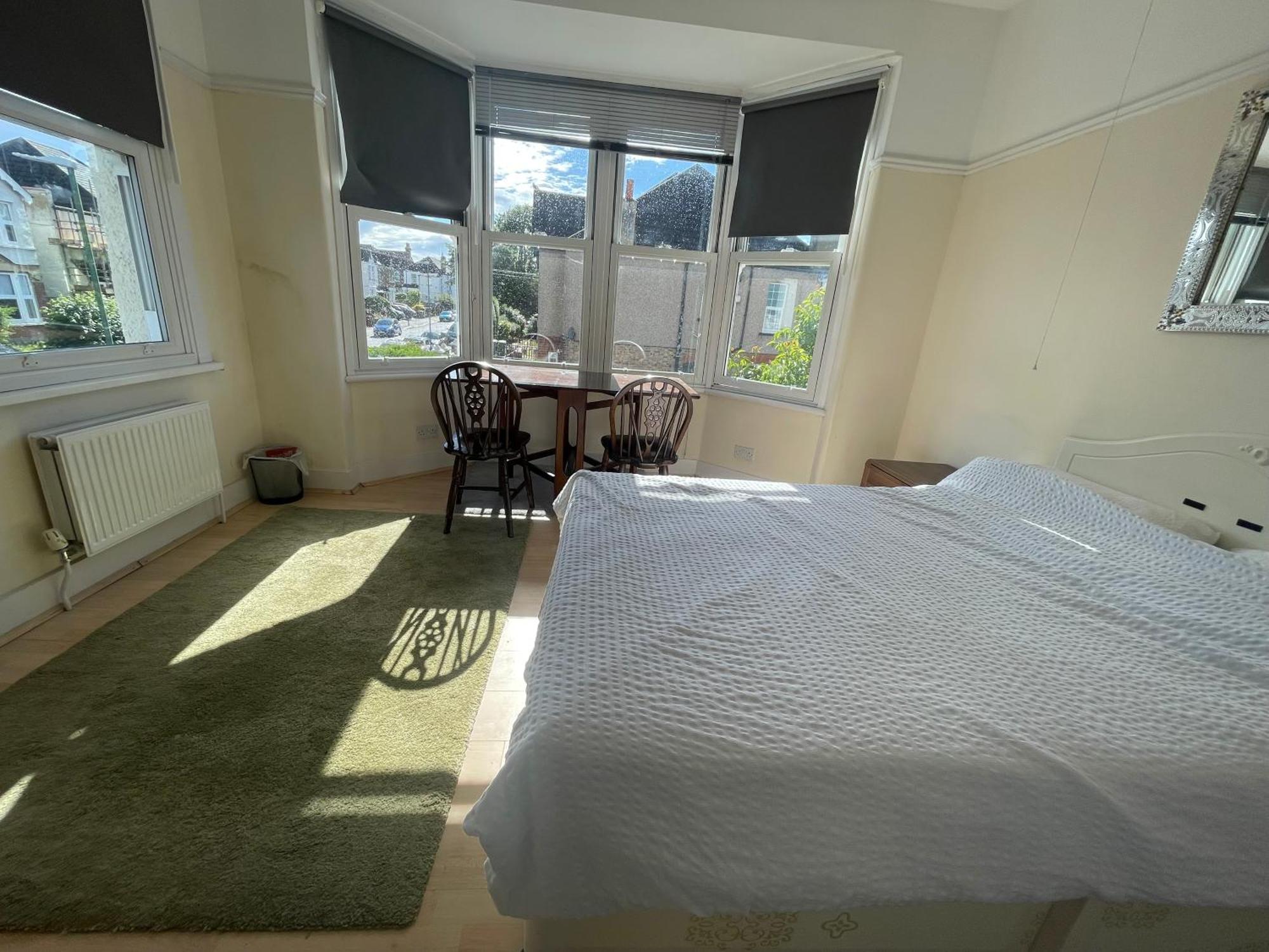 With Private Bathroom And Shared Kitchen * Londen