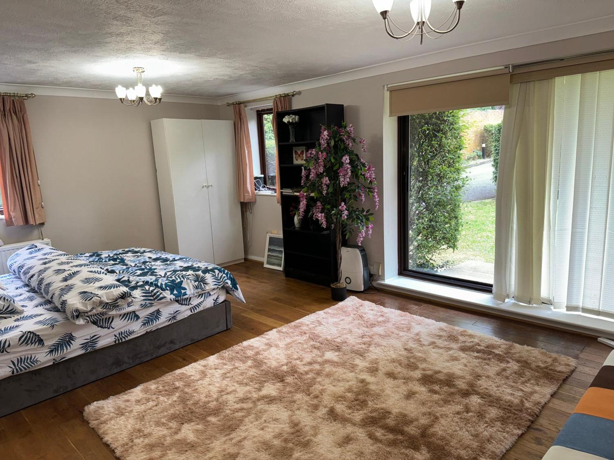 Stunning 2 Bedroom With Garden Sleep 6 Apartment *
