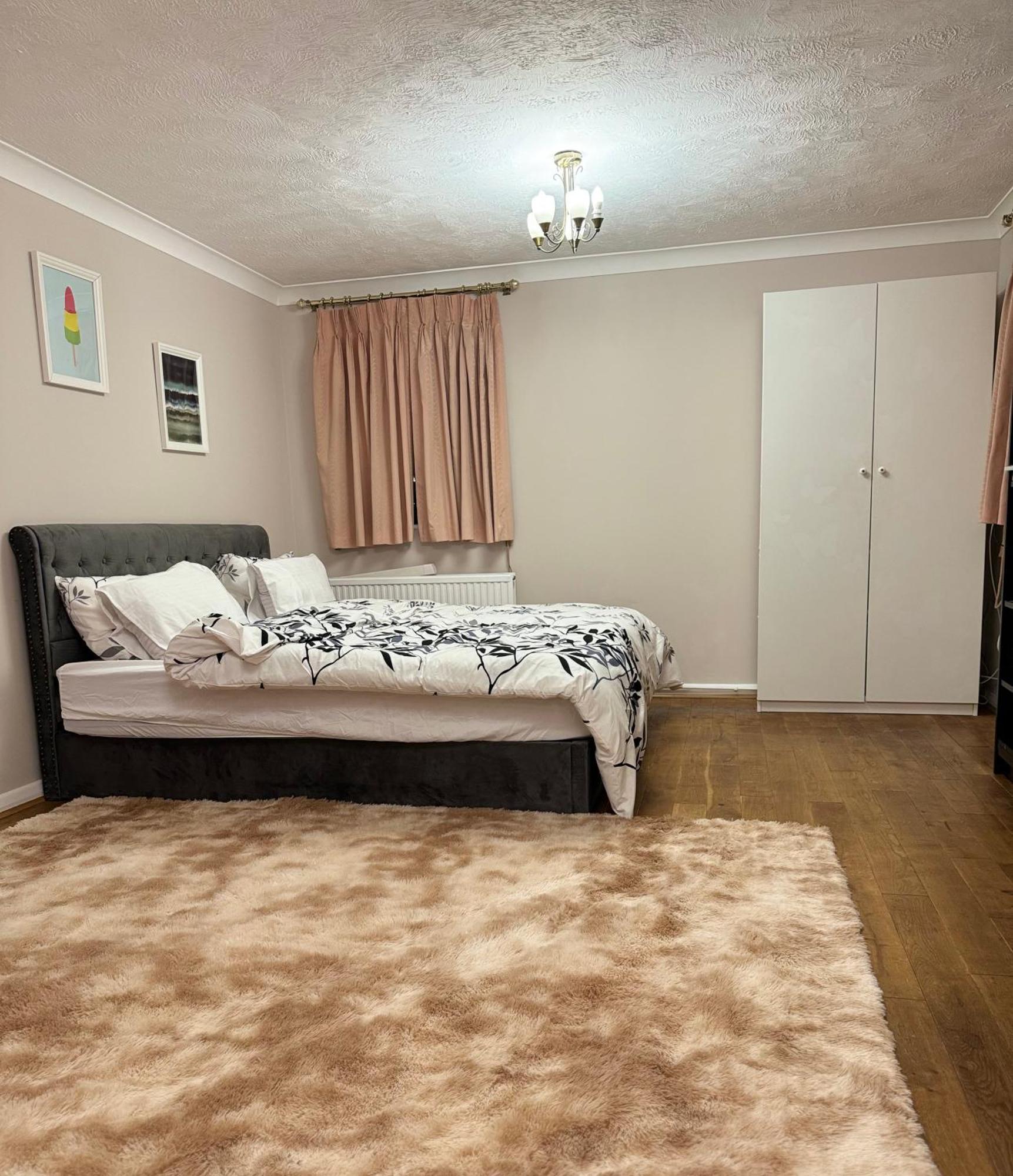 Apartment Stunning 2 Bedroom With Garden Sleep 6 *