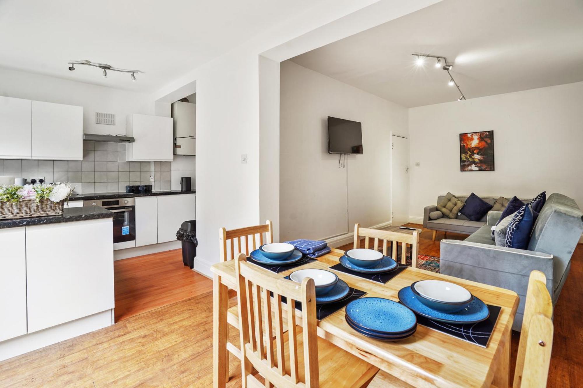 Cosy N22 Sleeps 6 *