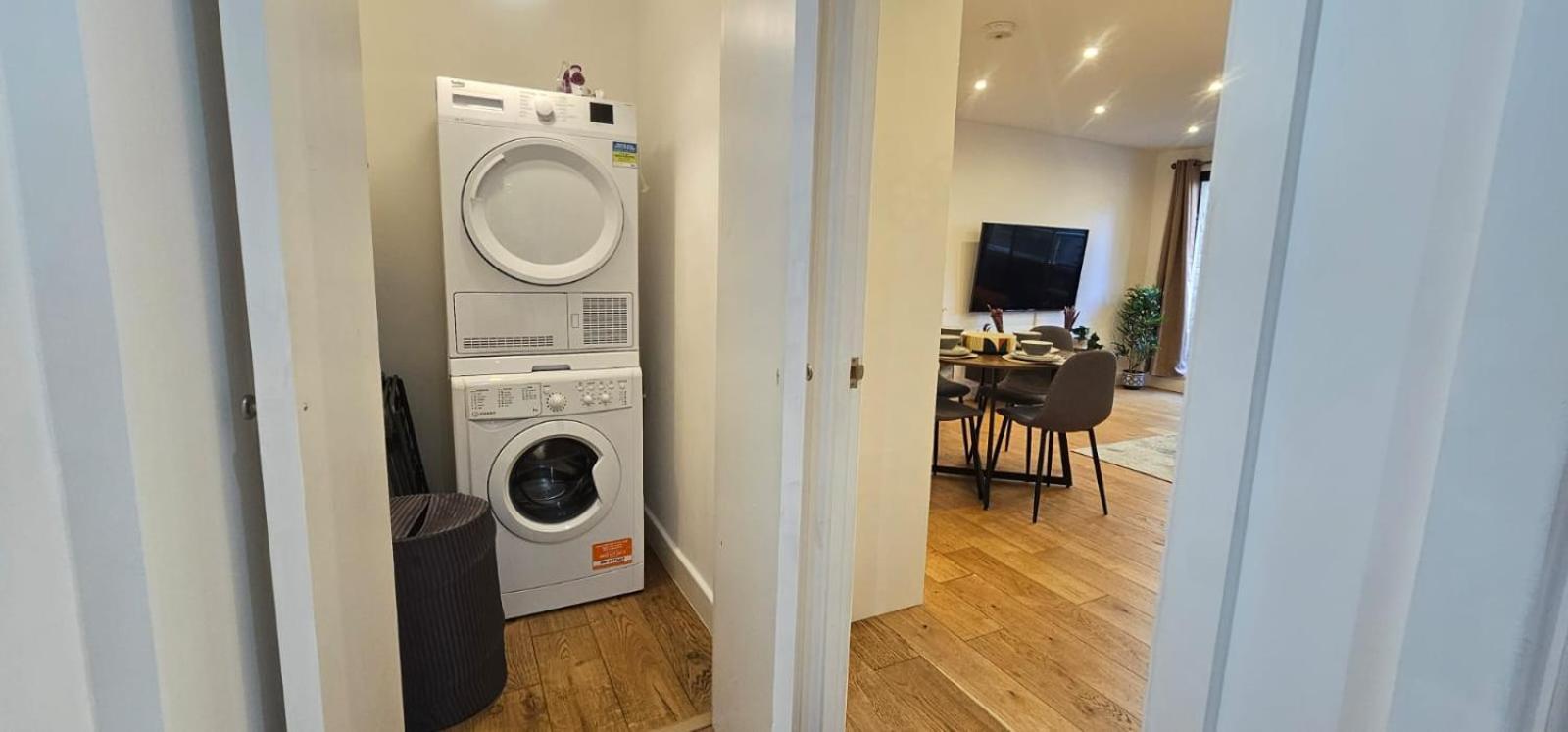 A Vibrant 2 Bed & 2 Bath In Old Street Zone 1