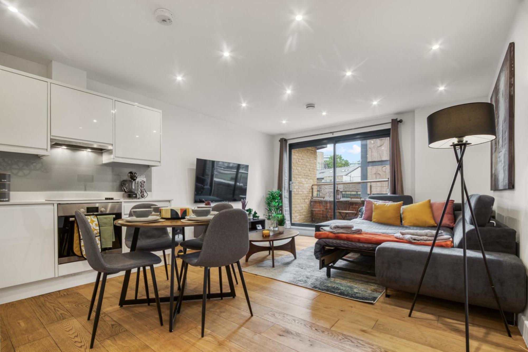 A Vibrant 2 Bed & 2 Bath In Old Street Zone 1 *