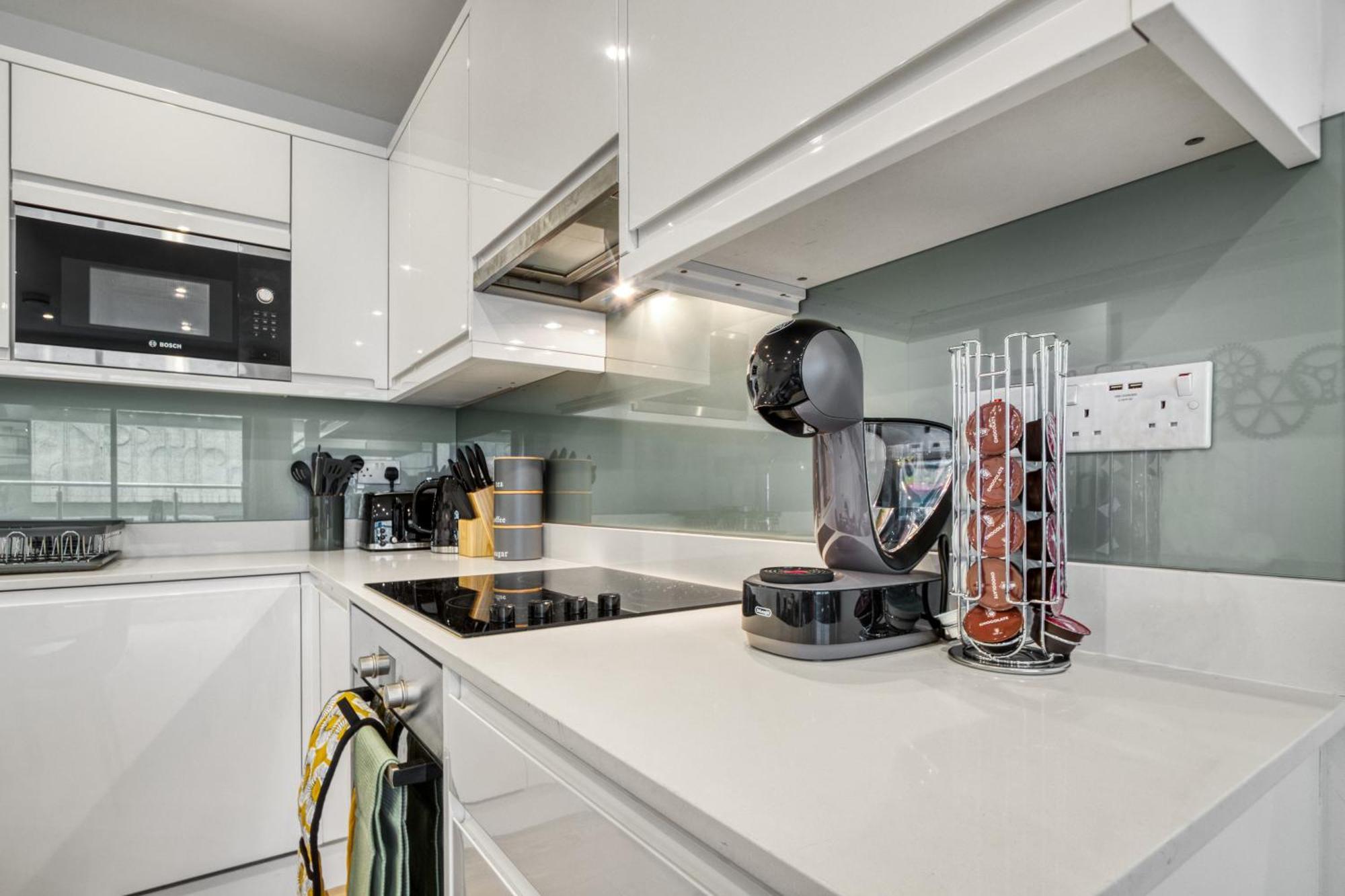 A Vibrant 2 Bed & 2 Bath In Old Street Zone 1