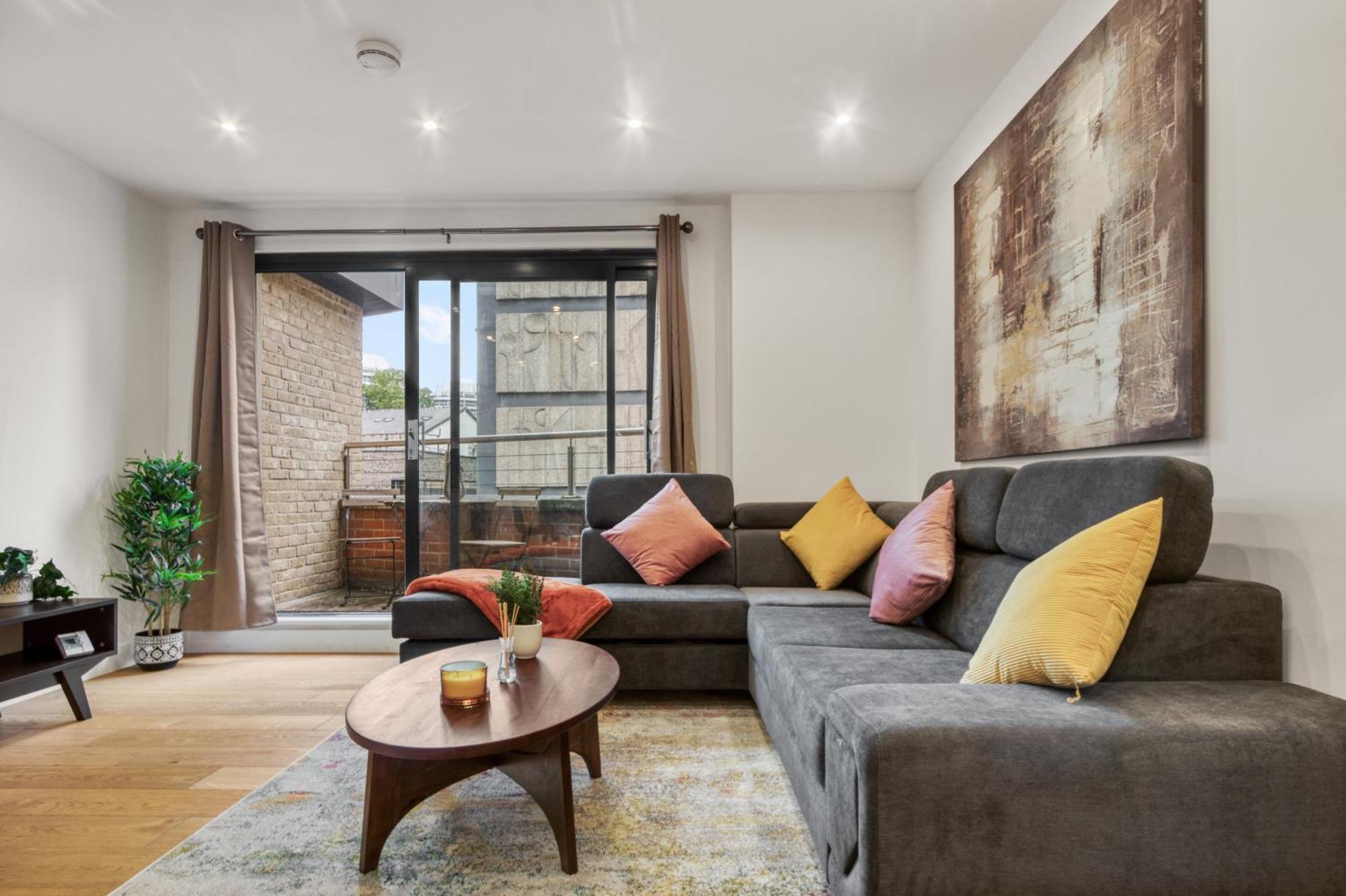 A Vibrant 2 Bed & 2 Bath In Old Street Zone 1