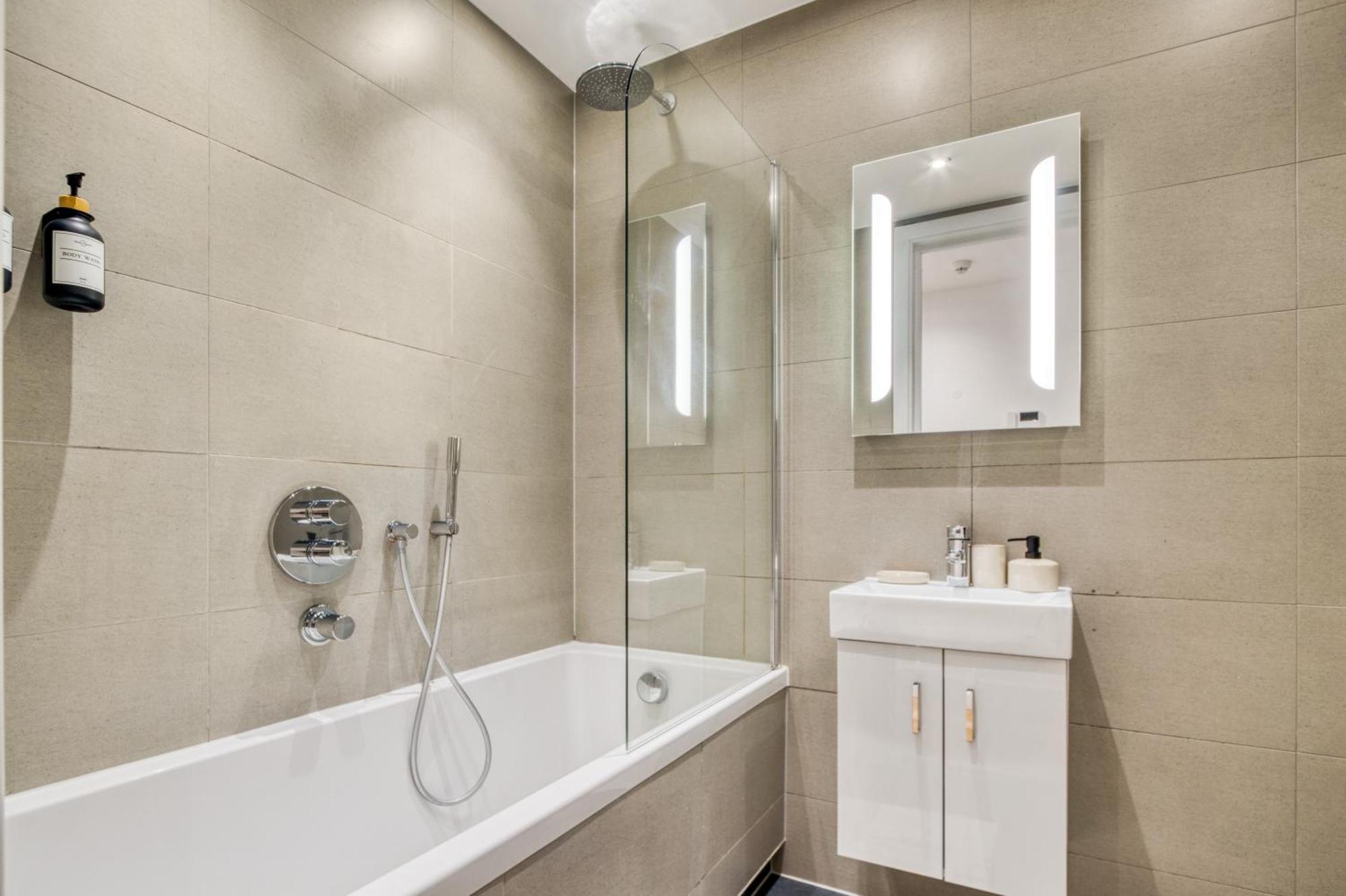 A Vibrant 2 Bed & 2 Bath In Old Street Zone 1 Appartement