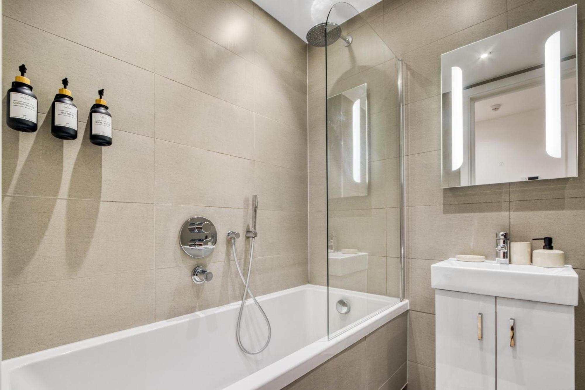 A Vibrant 2 Bed & 2 Bath In Old Street Zone 1 *