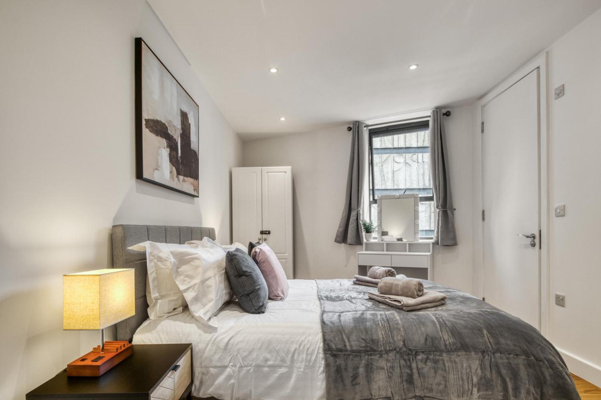 A Vibrant 2 Bed & 2 Bath In Old Street Zone 1 *