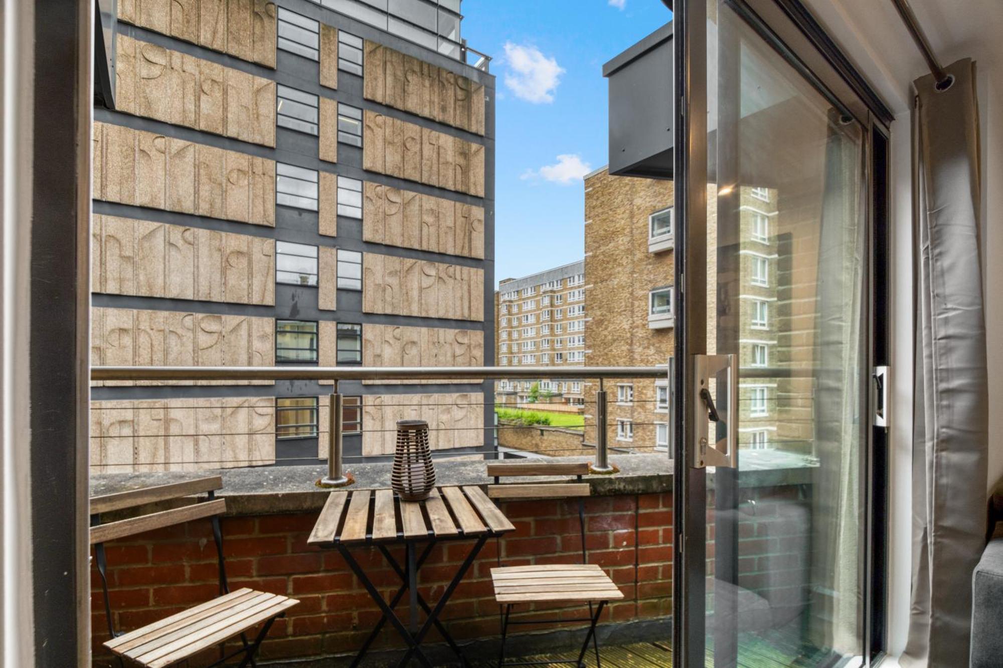 A Vibrant 2 Bed & 2 Bath In Old Street Zone 1 *