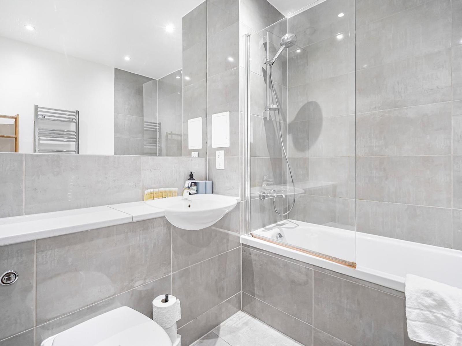 Appartement Modern Flat With Balcony Pass The Keys