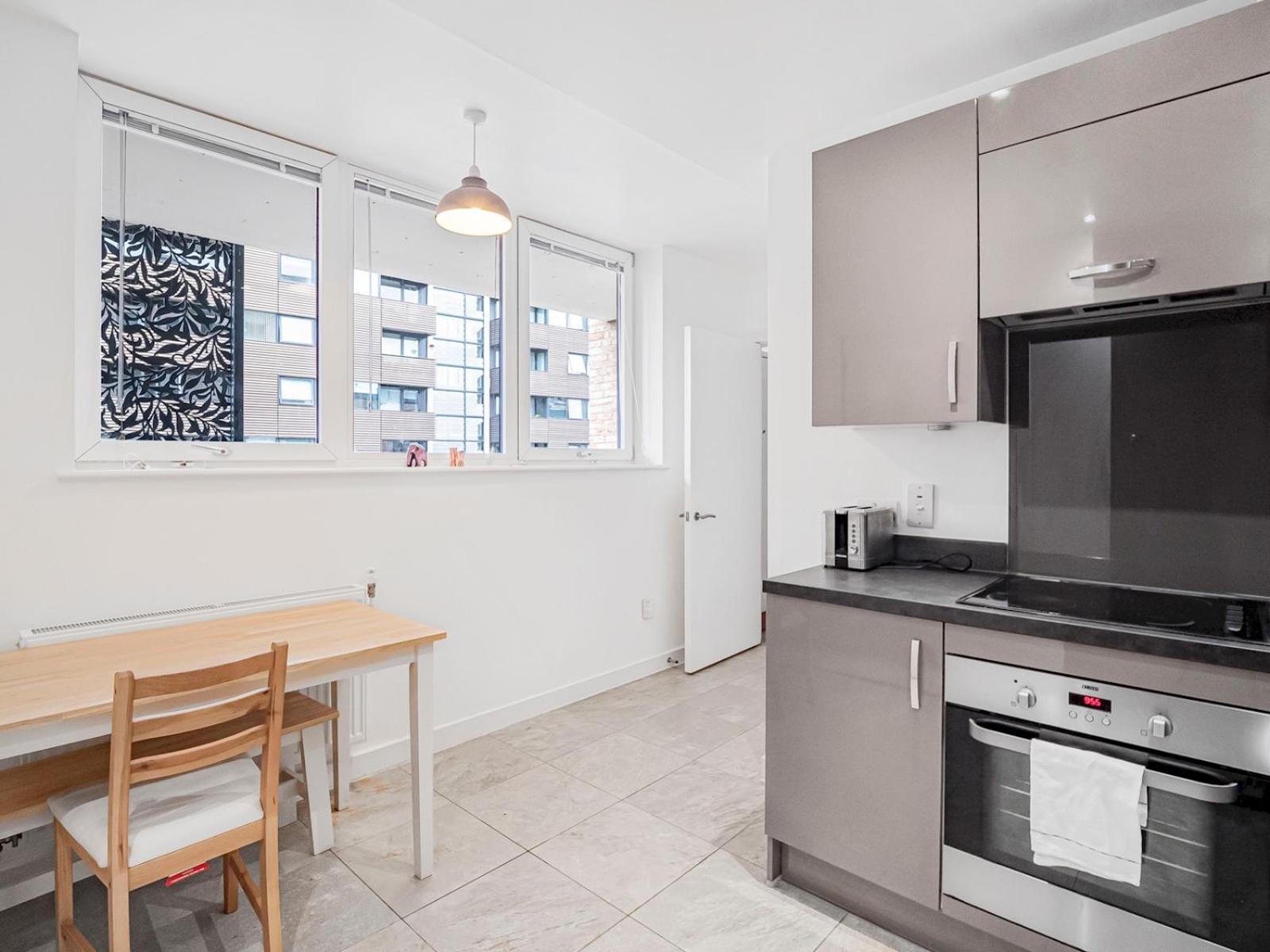 Modern Flat With Balcony Pass The Keys Appartement