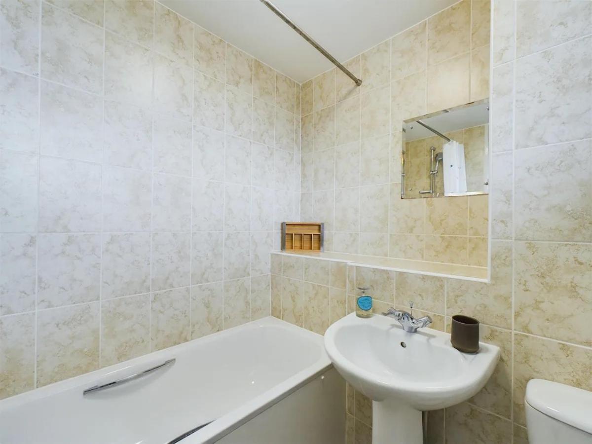 Lovely 1 Bedroom Serviced W Patio Sleeps 3 Pass The Keys Appartement *