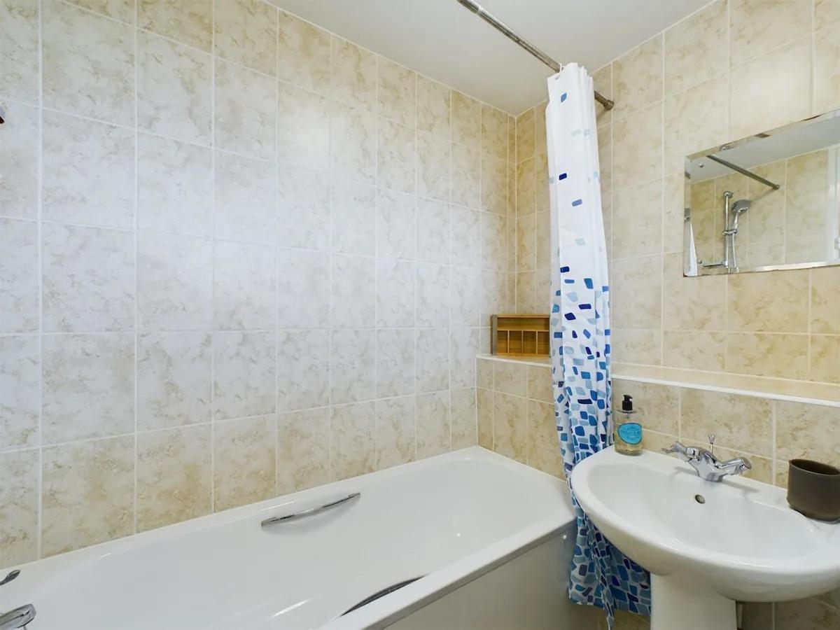 Lovely 1 Bedroom Serviced W Patio Sleeps 3 Pass The Keys * Londres