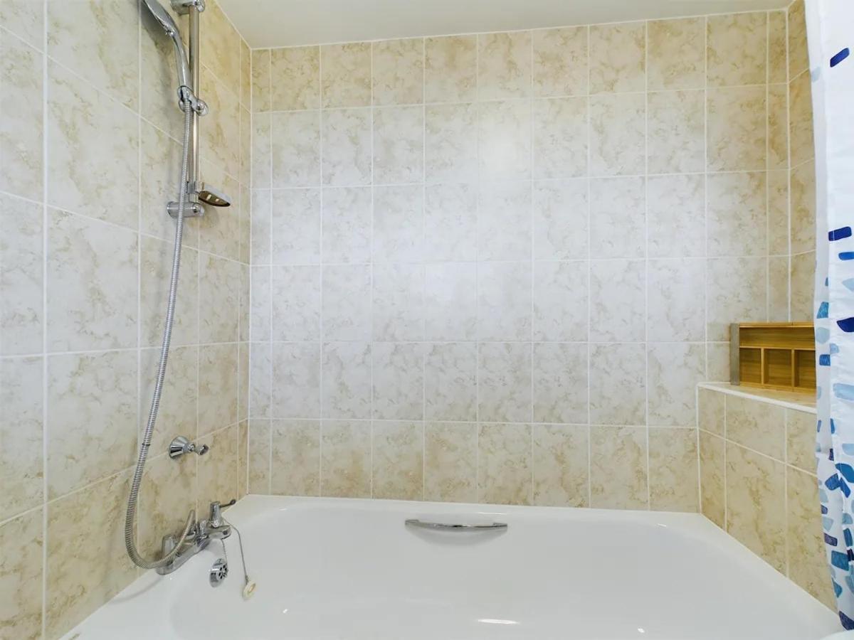 Lovely 1 Bedroom Serviced W Patio Sleeps 3 Pass The Keys Londres