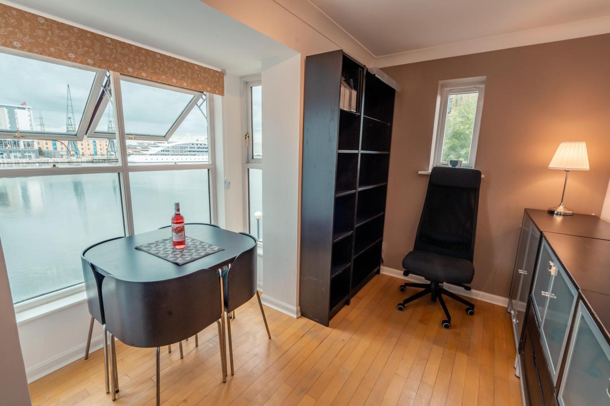 Excel Riverview Luxury -sleep 6- Free Parking- Playstation 4 Apartment London
