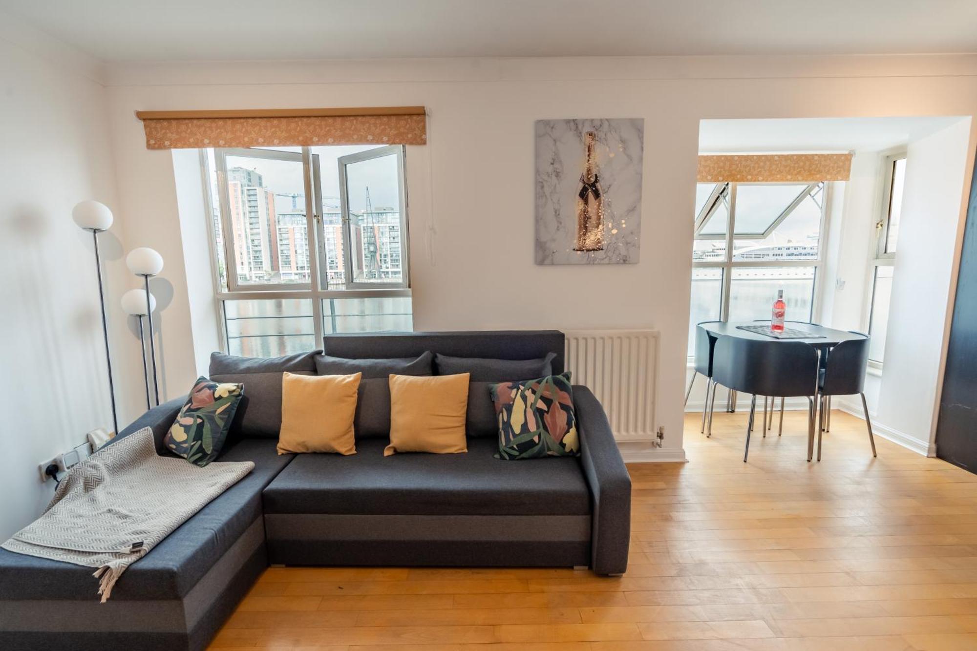 Excel Riverview Luxury -sleep 6- Free Parking- Playstation 4 Apartment *