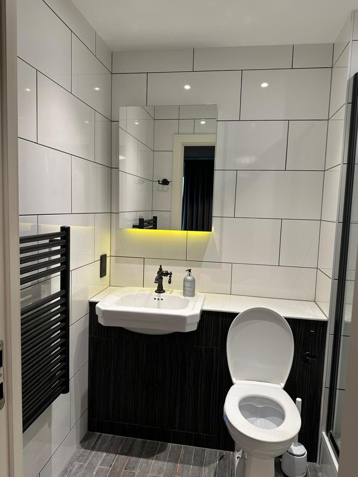 Stylish Two Bedroom Apartment! * Londen