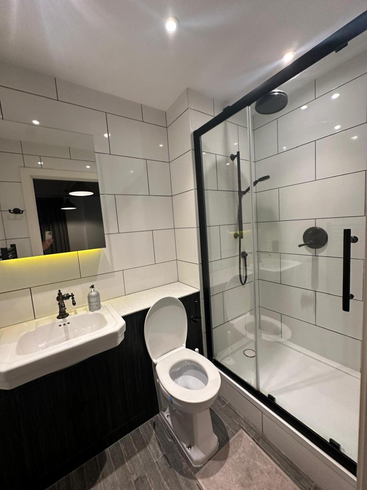 Stylish Two Bedroom Apartment! Appartement Londen