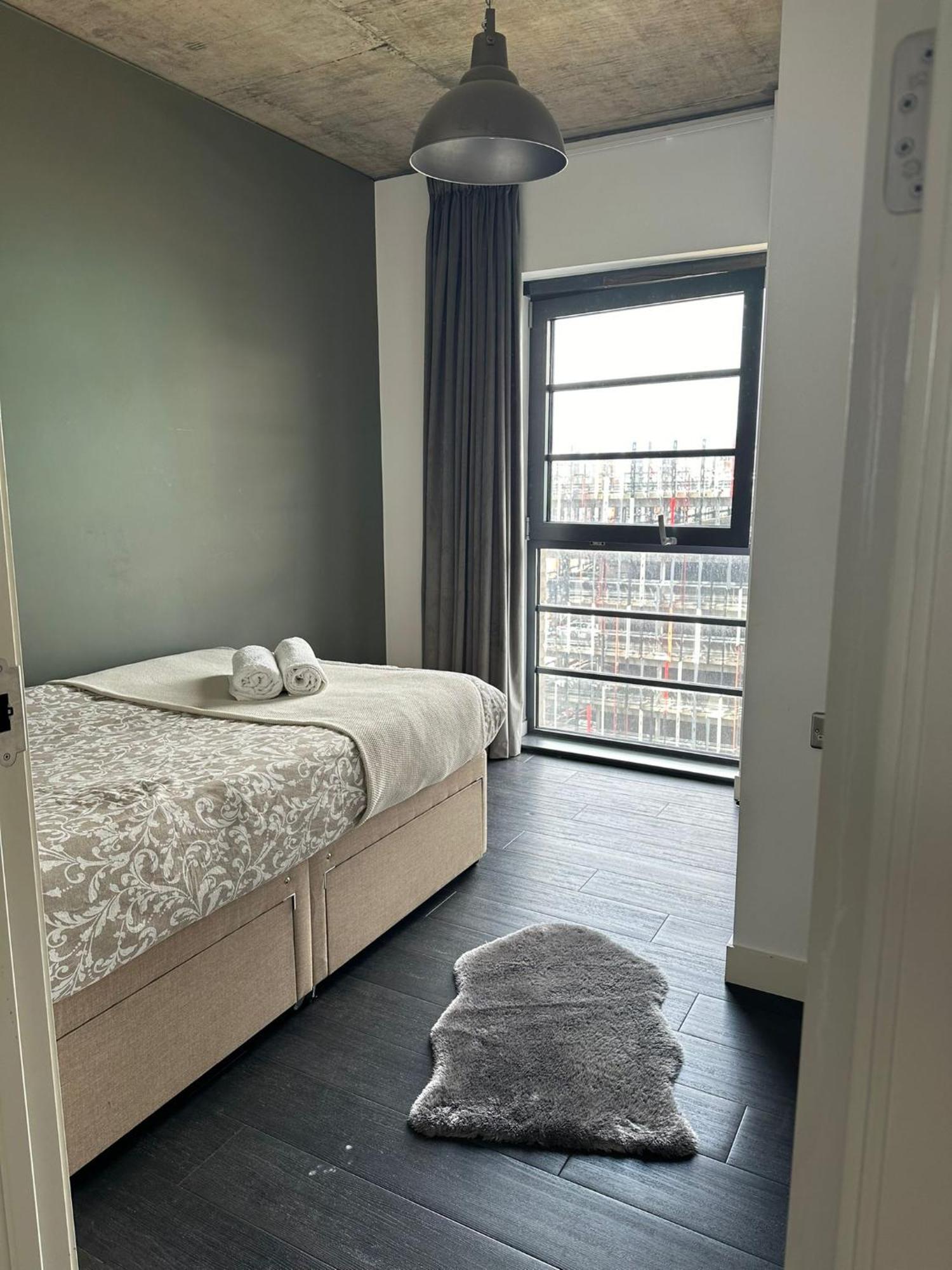 Stylish Two Bedroom Apartment! Appartement Londen