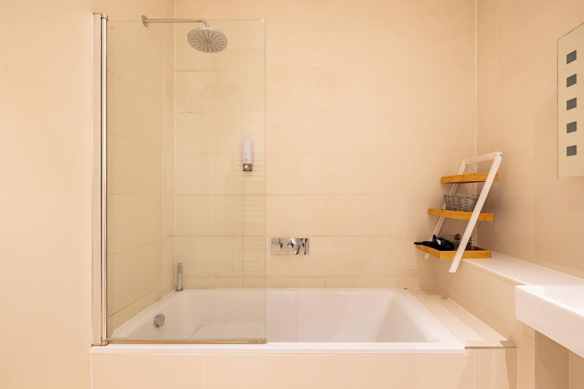 Wild Roses Serviced - Borough Apartment