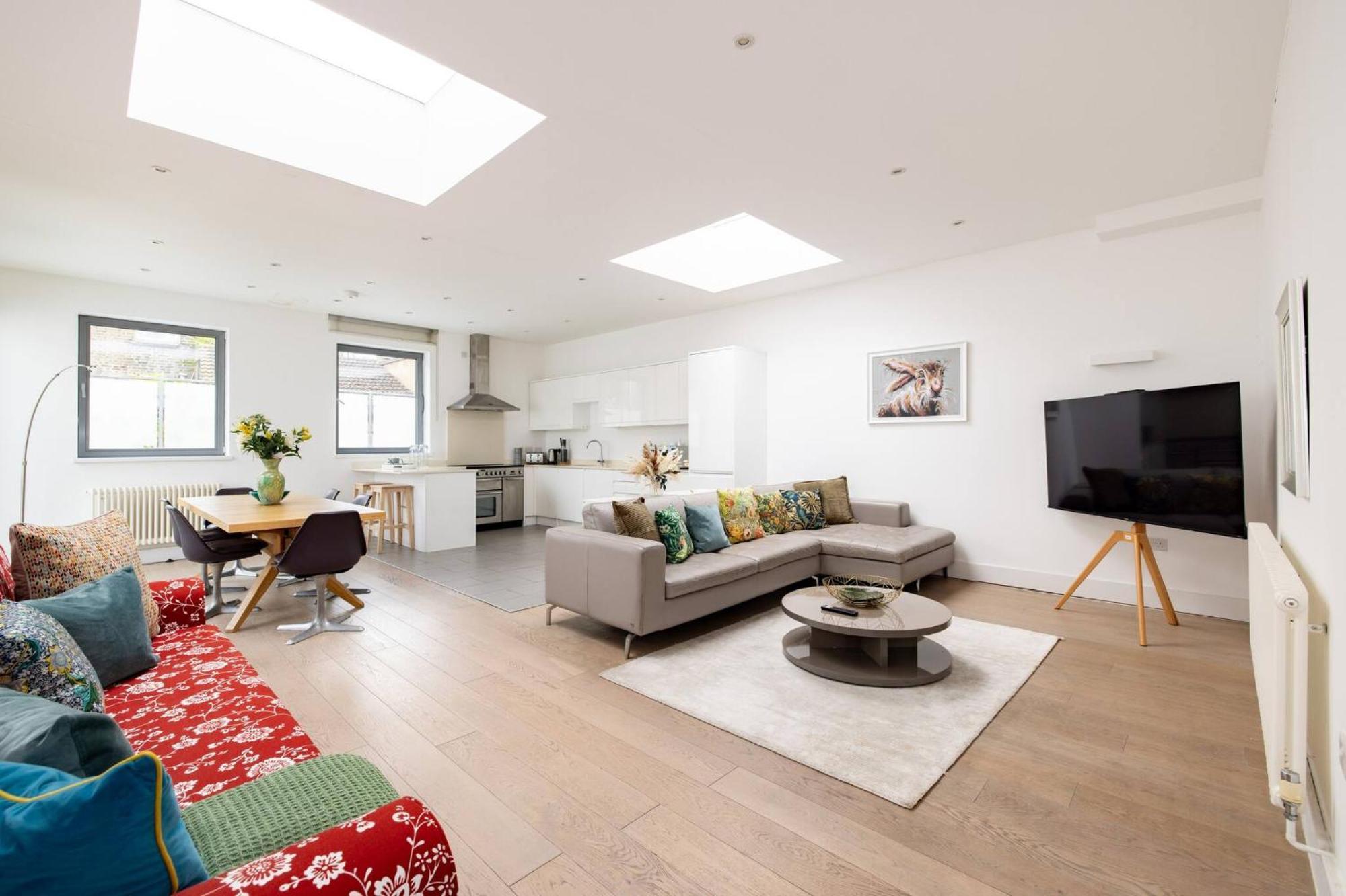 Wild Roses Serviced - Borough Apartment