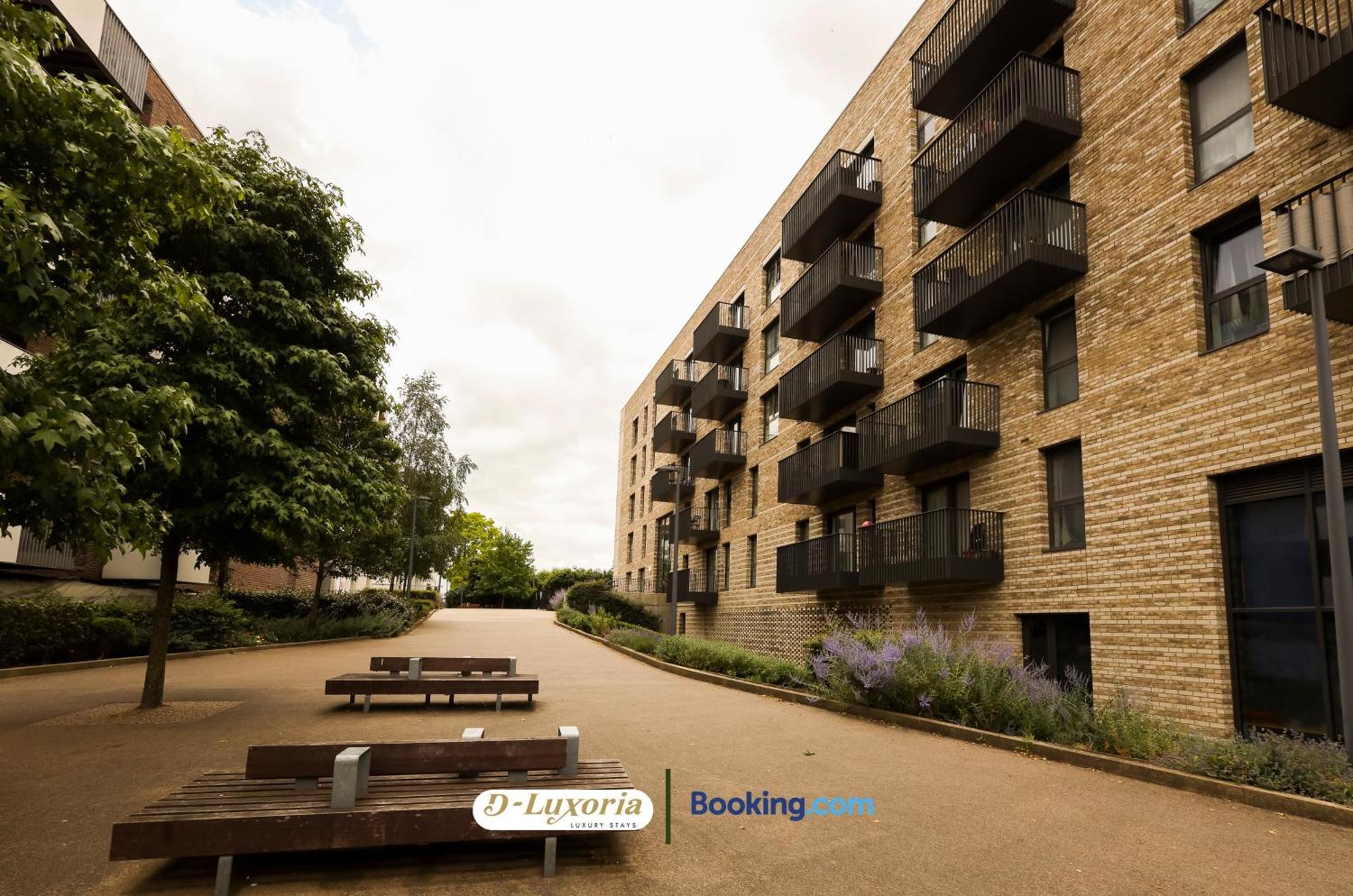 Stylish 2br By Dluxoria Short Lets & Serviced Greater With Pet Friendly, Free Wifi & Free Parking *