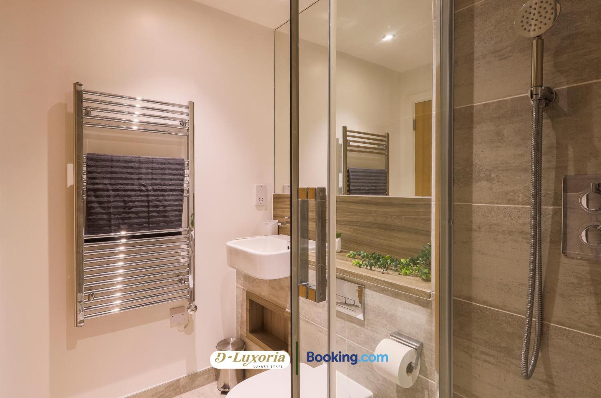 Stylish 2br By Dluxoria Short Lets & Serviced Greater With Pet Friendly, Free Wifi & Free Parking