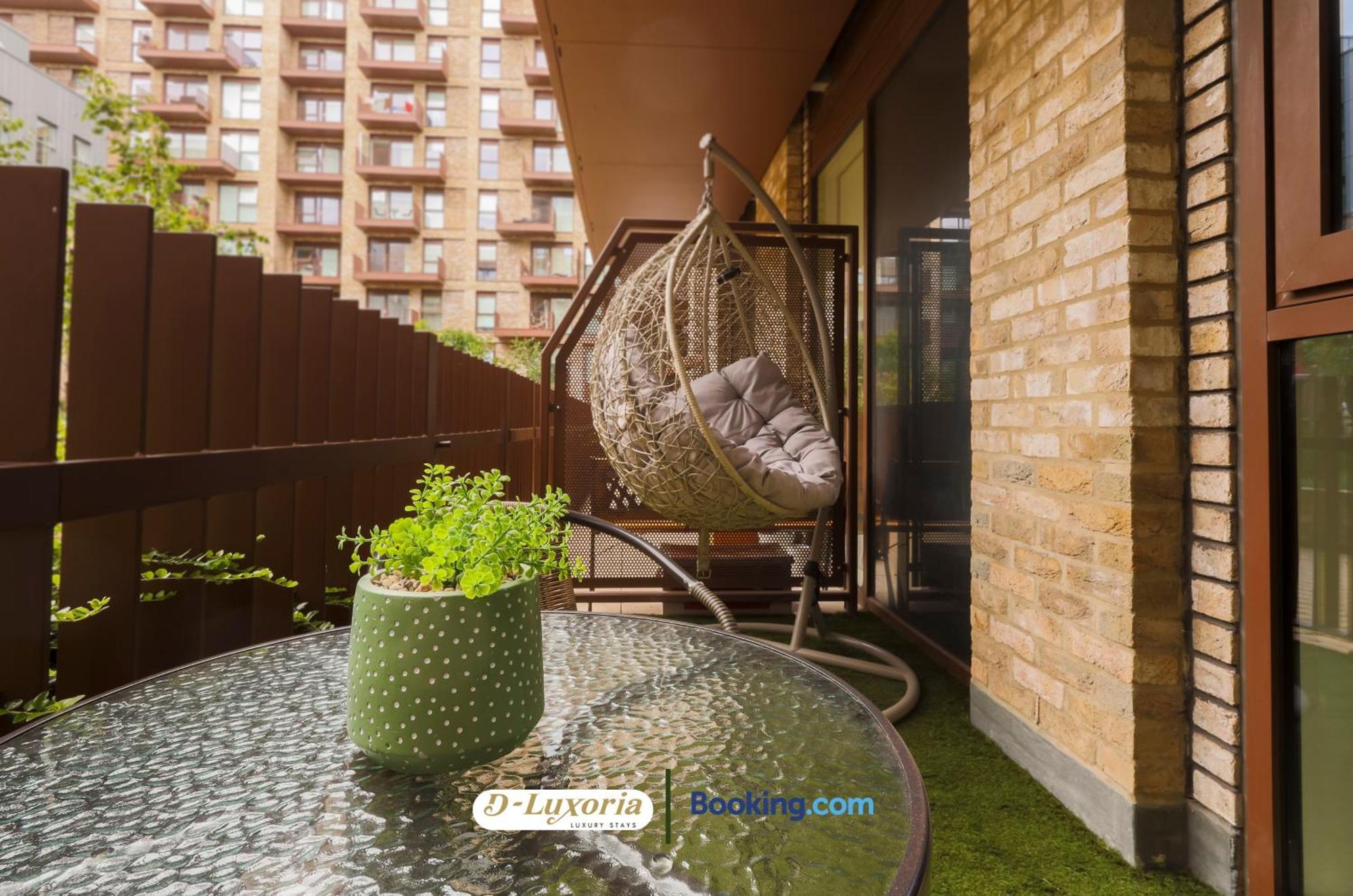Stylish 2br By Dluxoria Short Lets & Serviced Greater With Pet Friendly, Free Wifi & Free Parking