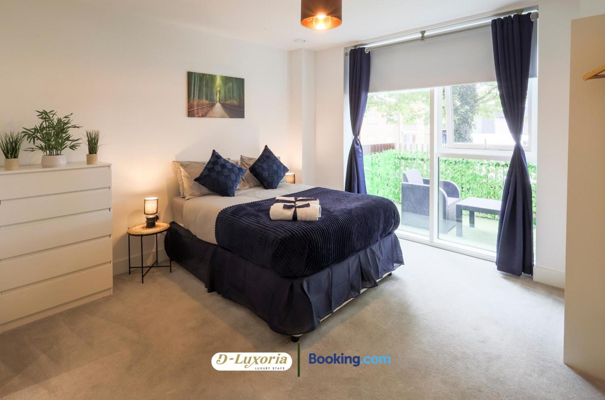 Stylish 2br By Dluxoria Short Lets & Serviced Greater With Pet Friendly, Free Wifi & Free Parking *