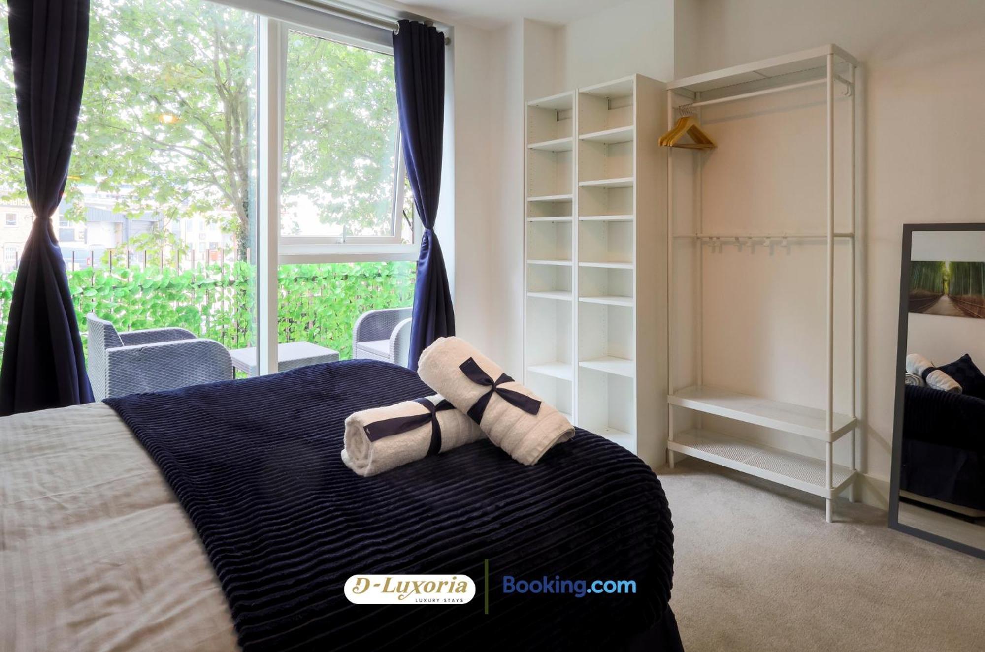 Stylish 2br By Dluxoria Short Lets & Serviced Greater With Pet Friendly, Free Wifi & Free Parking *