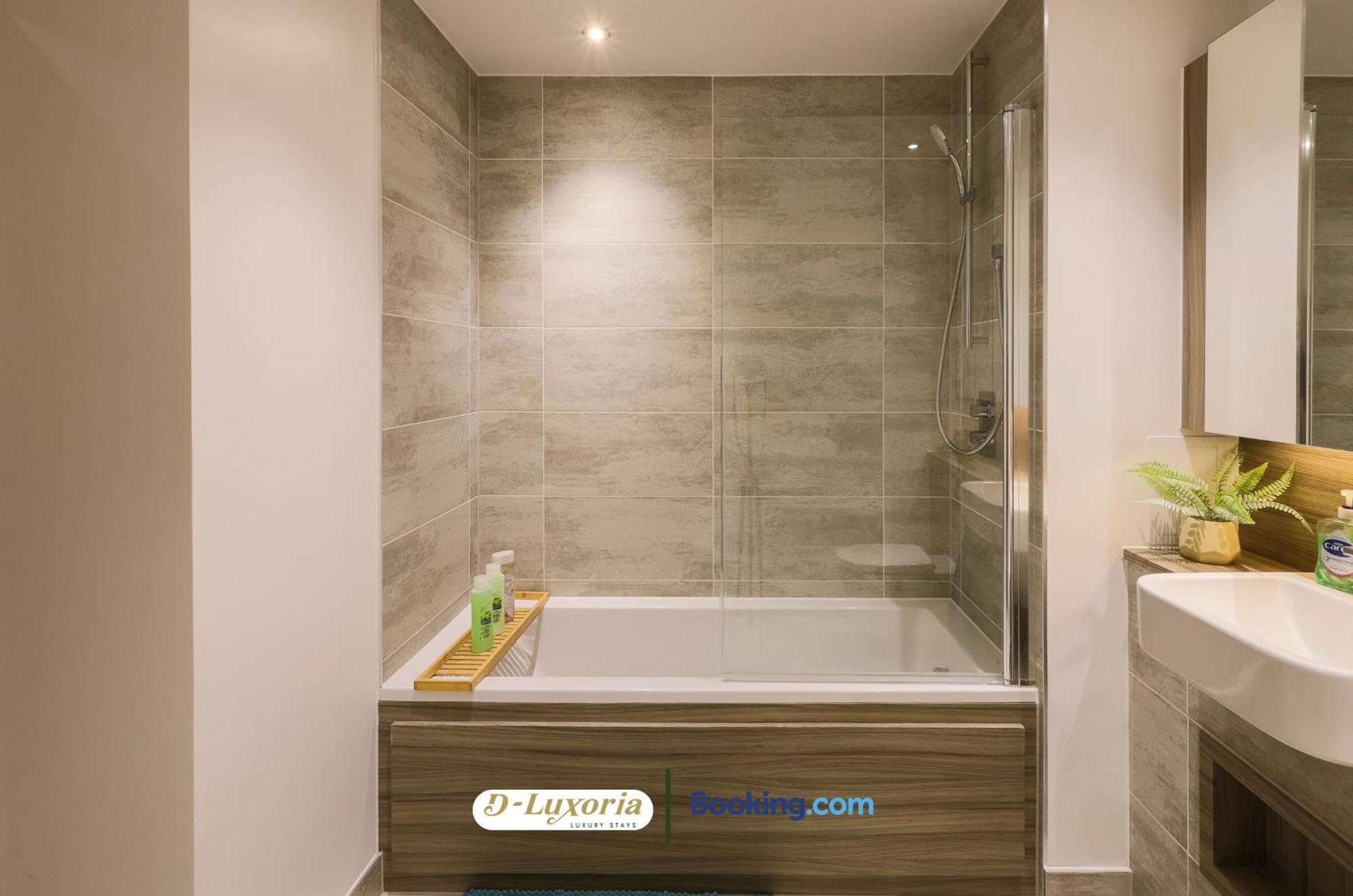 Stylish 2br By Dluxoria Short Lets & Serviced Greater With Pet Friendly, Free Wifi & Free Parking