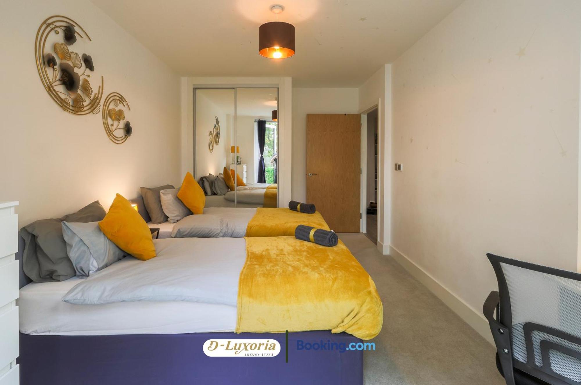 Stylish 2br By Dluxoria Short Lets & Serviced Greater With Pet Friendly, Free Wifi & Free Parking *