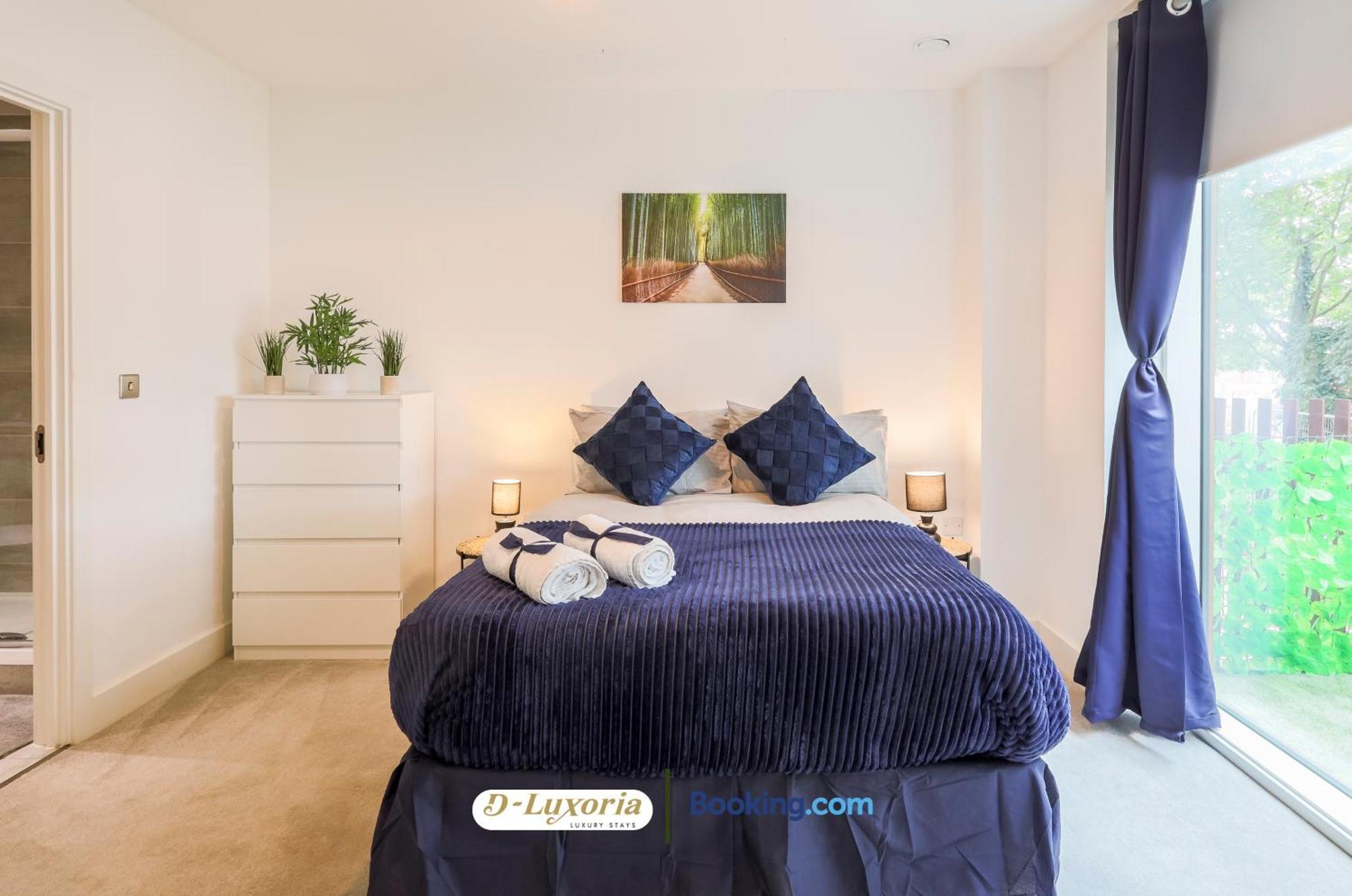 Stylish 2br By Dluxoria Short Lets & Serviced Greater With Pet Friendly, Free Wifi & Free Parking