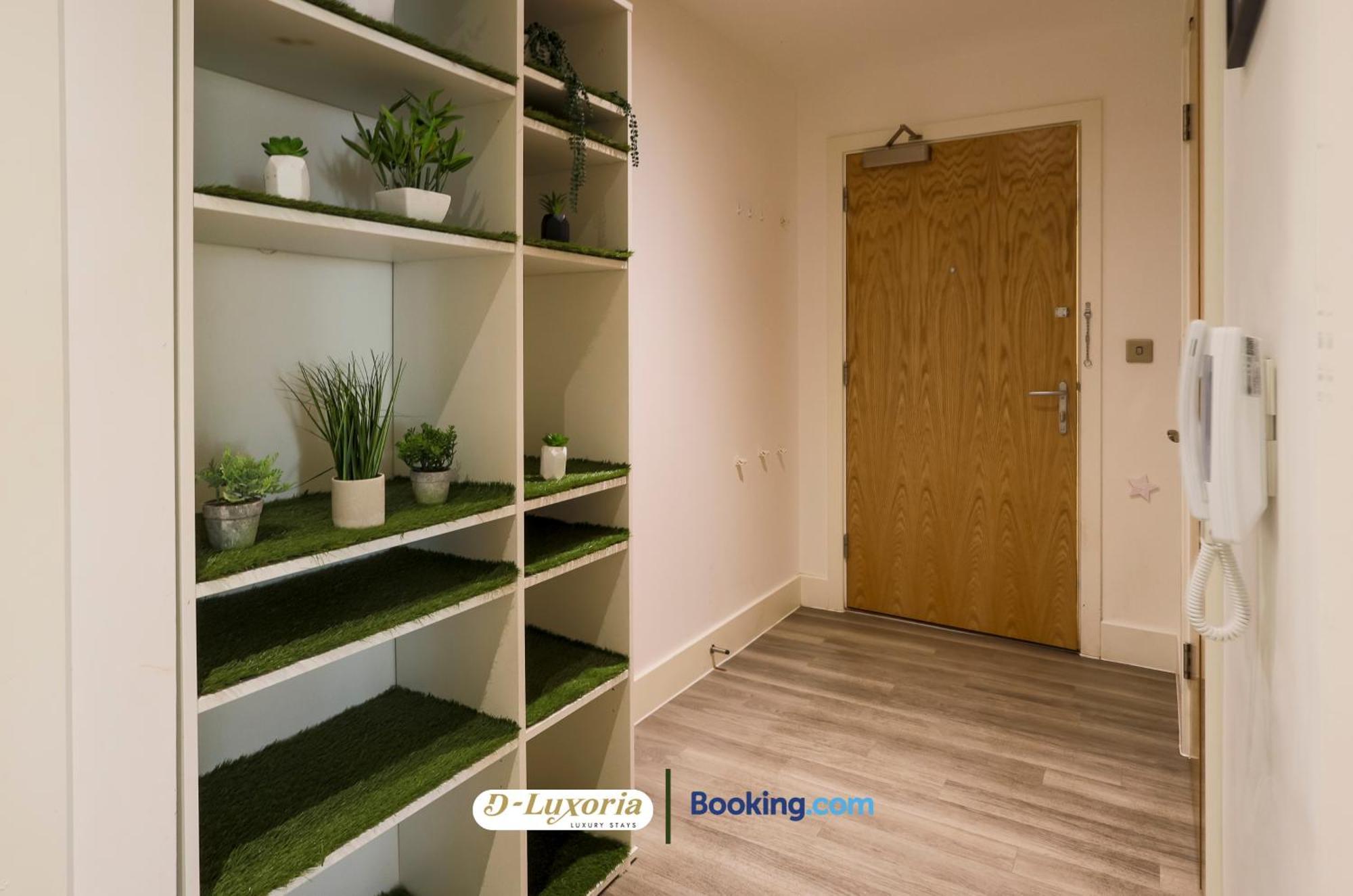 Stylish 2br By Dluxoria Short Lets & Serviced Greater With Pet Friendly, Free Wifi & Free Parking *