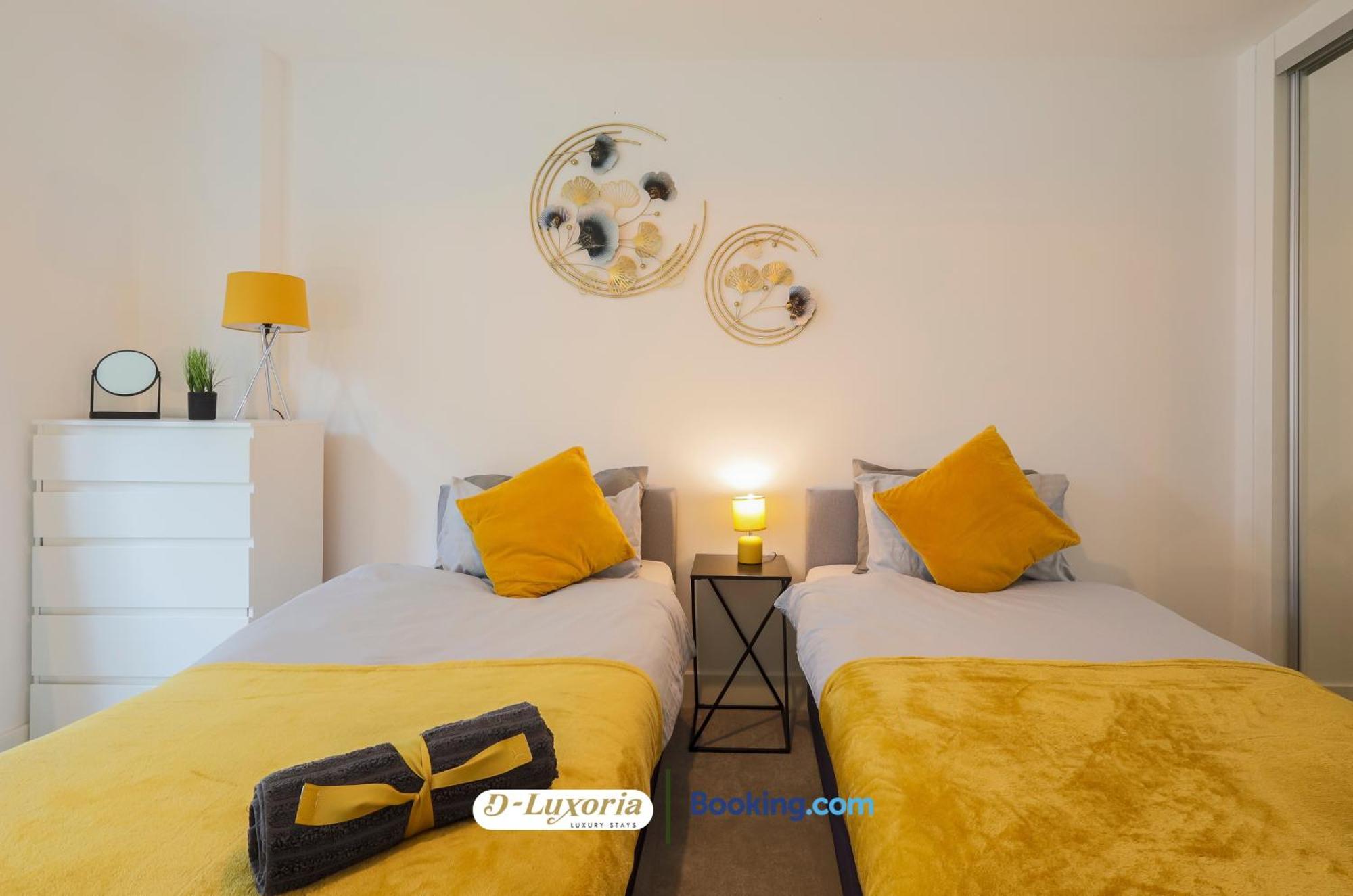 Stylish 2br By Dluxoria Short Lets & Serviced Greater With Pet Friendly, Free Wifi & Free Parking *