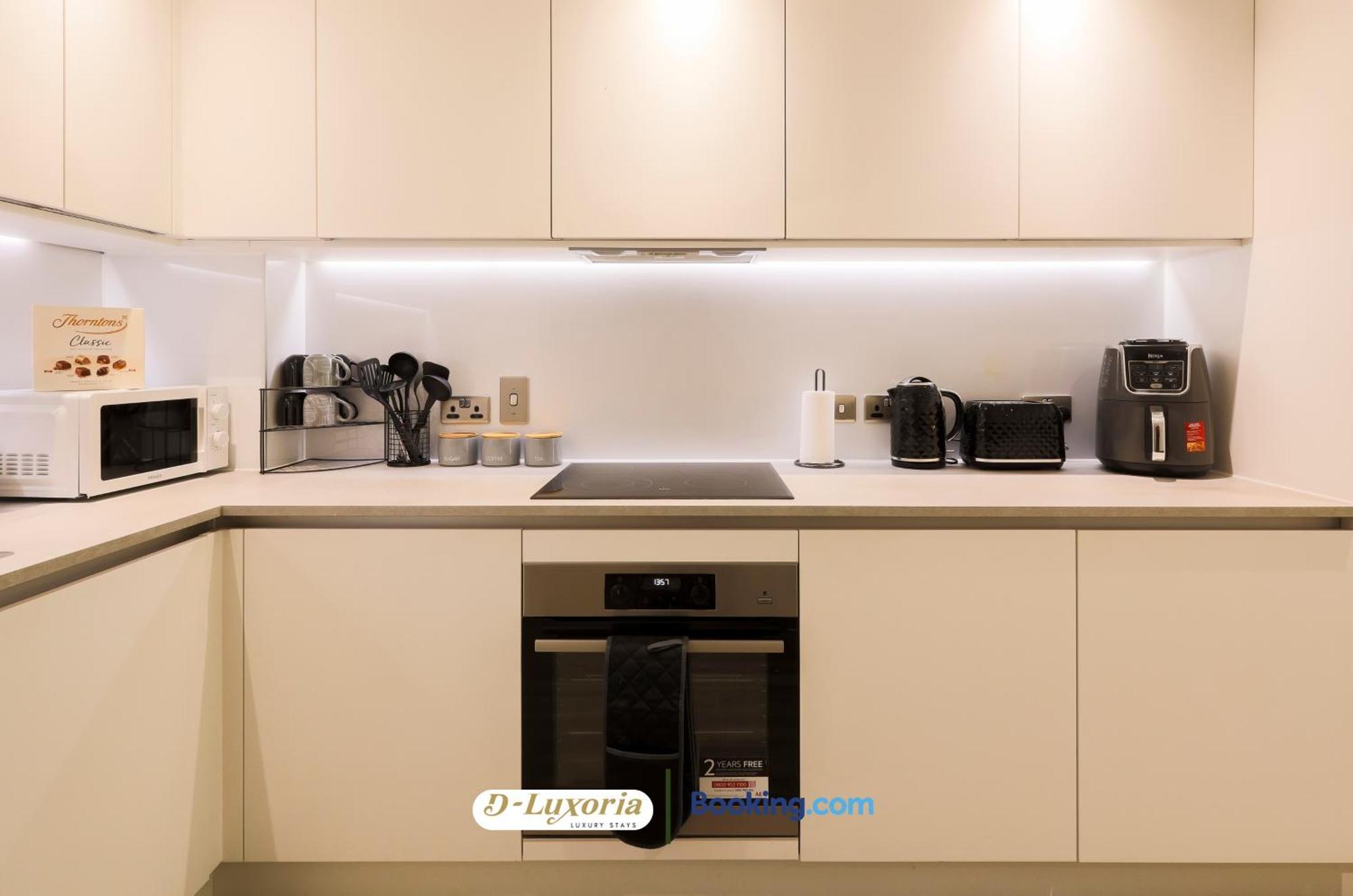 Stylish 2br By Dluxoria Short Lets & Serviced Greater With Pet Friendly, Free Wifi & Free Parking Apartamento *