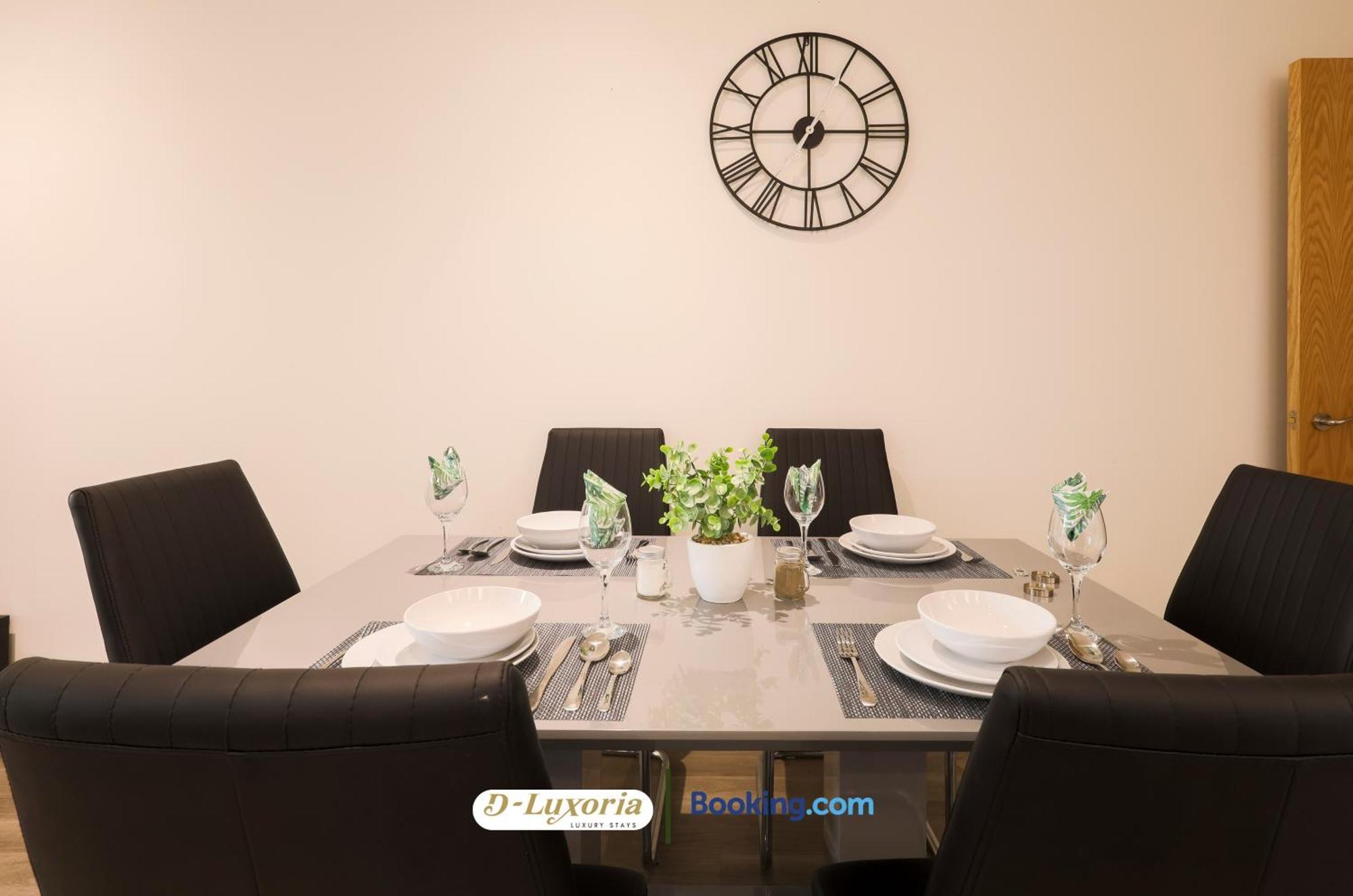 Stylish 2br By Dluxoria Short Lets & Serviced Greater With Pet Friendly, Free Wifi & Free Parking *